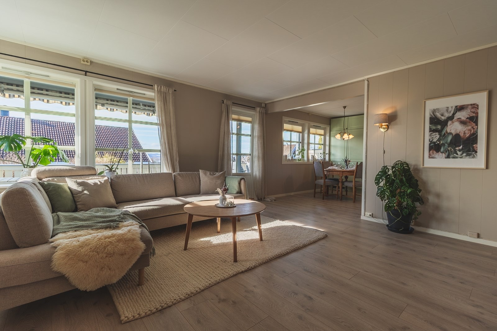 Den gjennomgående planløsningen skaper en god flyt mellom oppholdsrommene, samtidig som både stue og kjøkken får nytte av lyset og romfølelsen Galleribilde