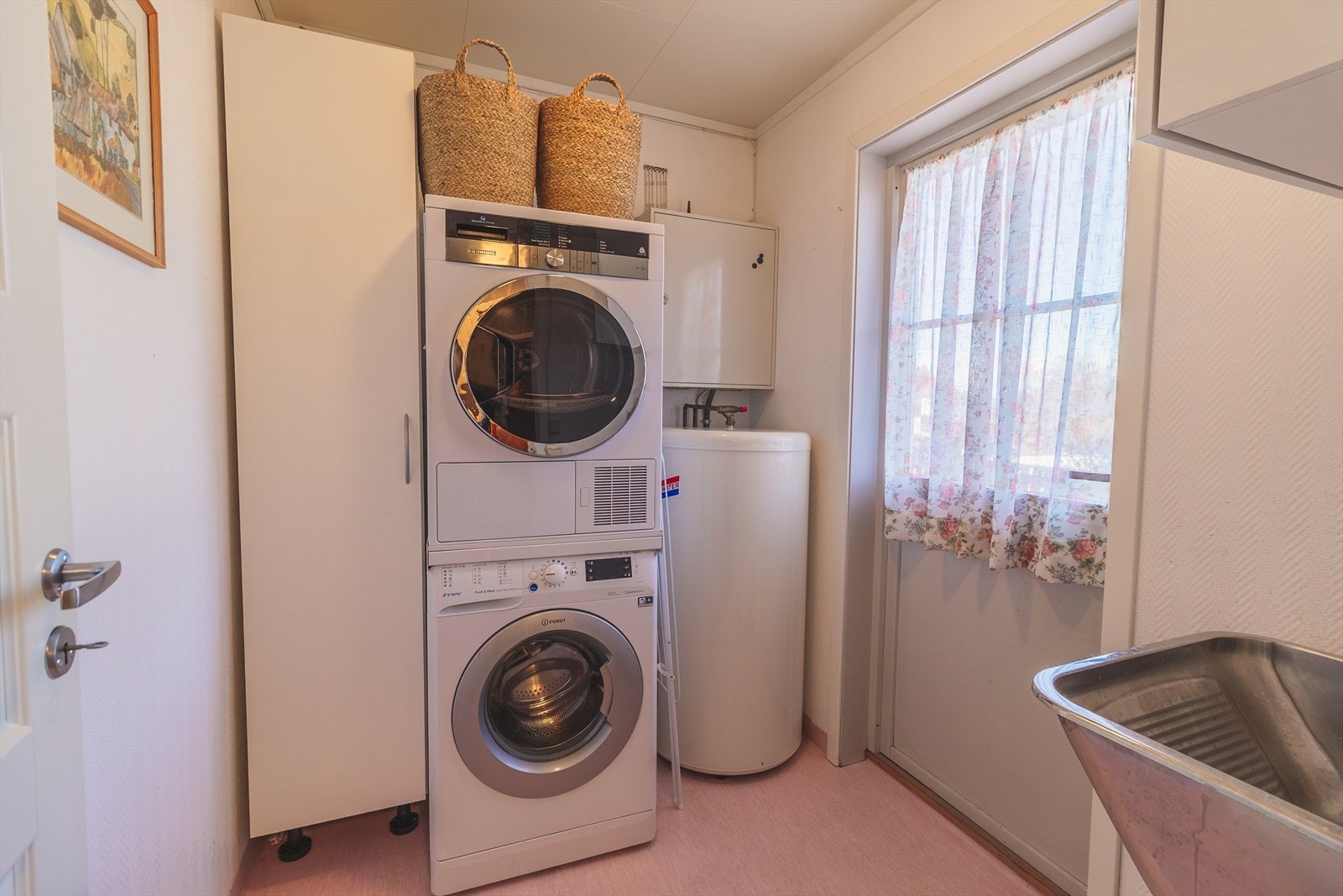 Fra badet er det direkte inngang til vaskerommet, som også har egen utgang til uteområdet Galleribilde