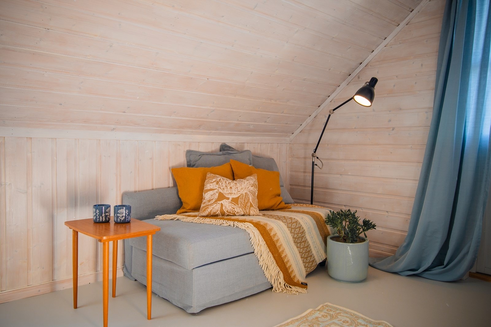 En hyggelig sofakrok gir rom for avslapping i hverdagen, og herfra er det utgang til en balkong med nydelig utsikt Galleribilde