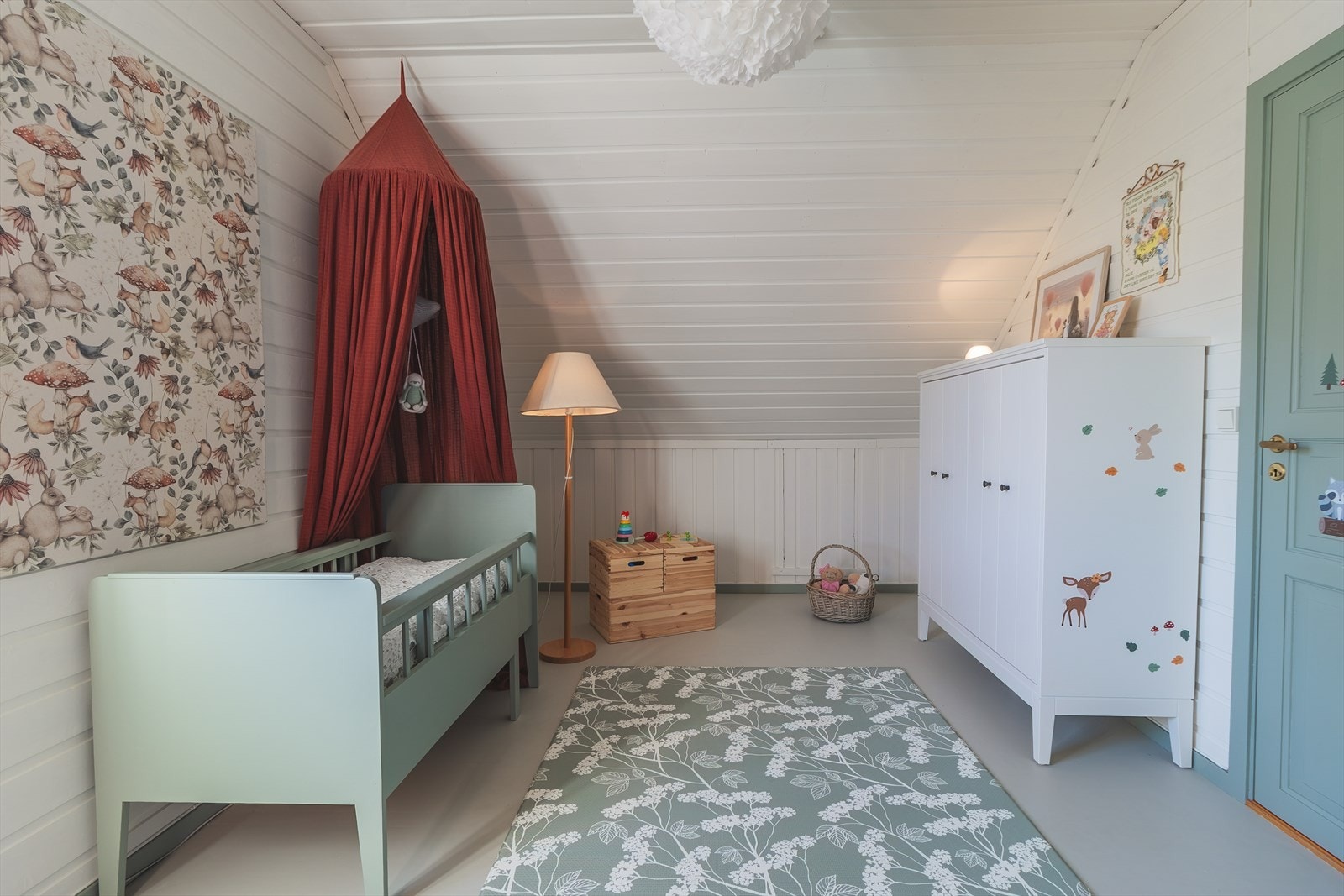 Soverommet er romslig, og i dag innredet som et svært koselig barnerom med god plass til lek og oppbevaring Galleribilde