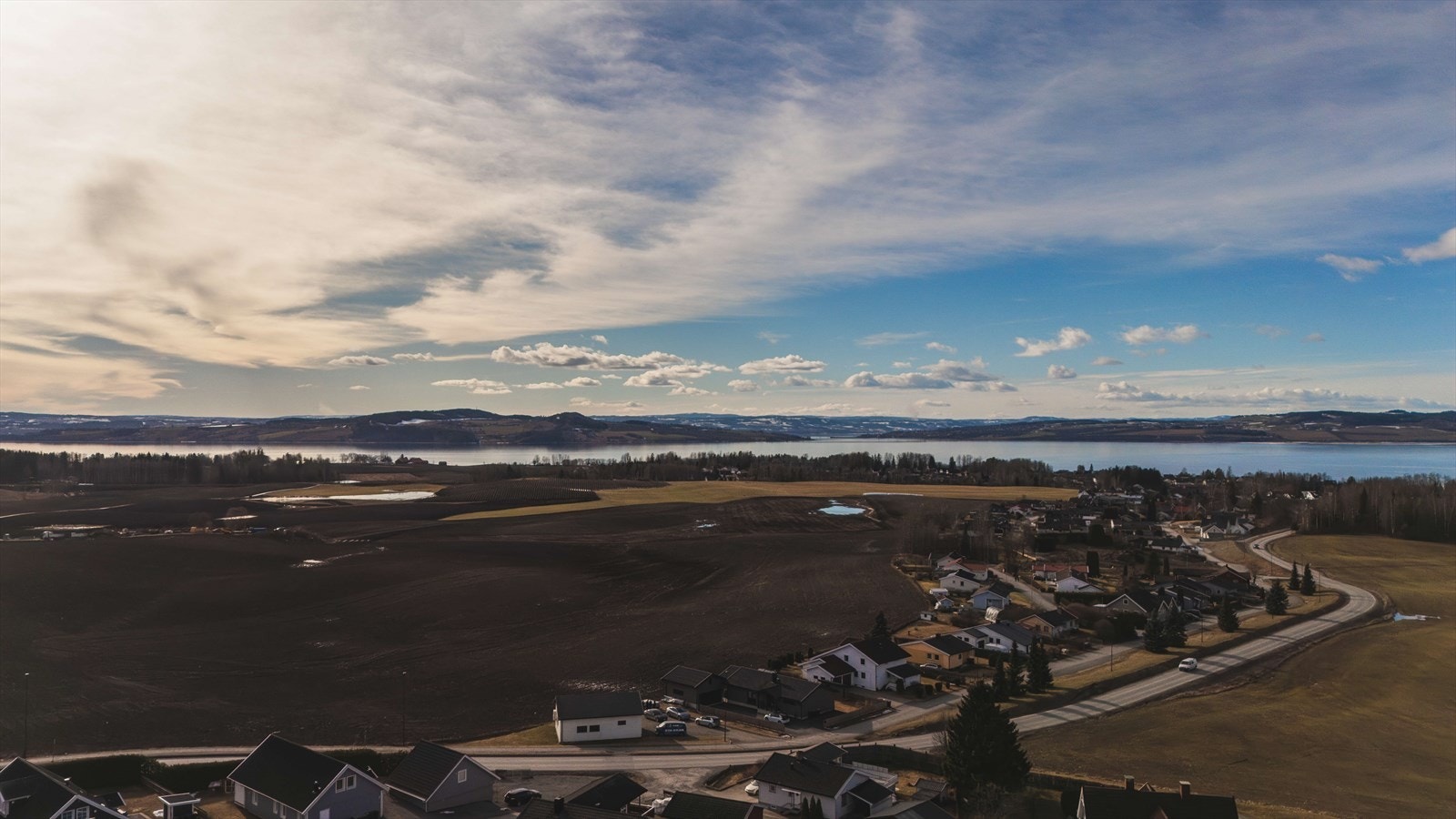 Drone som viser området og Mjøsa. Det er også kort avstand til Sandvika med fine badeplasser i sommerhalvåret Galleribilde