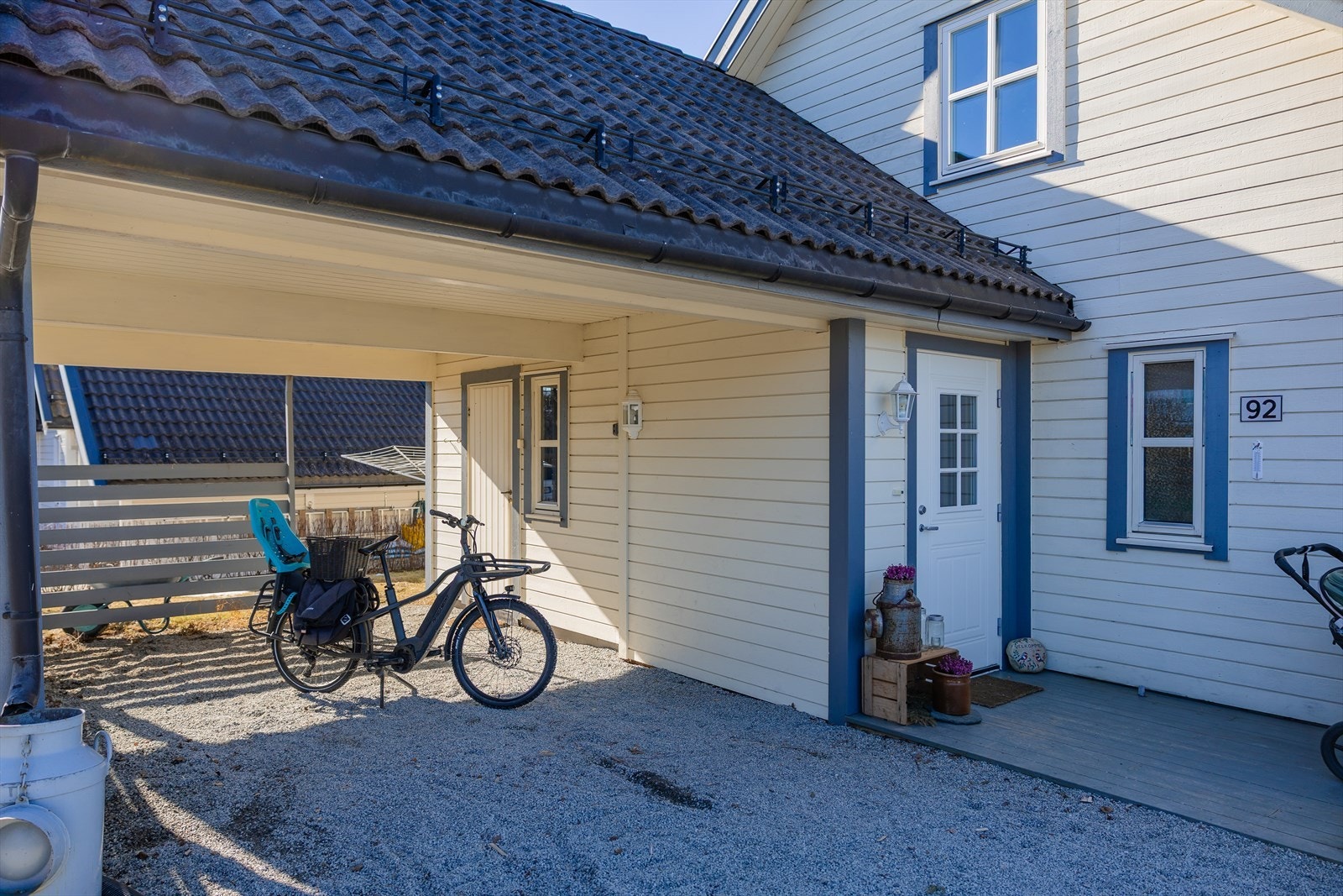 Denne boligen tilbyr en svært praktisk carport plassert like ved inngangsdøren - perfekt for deg som verdsetter enkel adkomst og tørrskodd ankomst året rundt Galleribilde