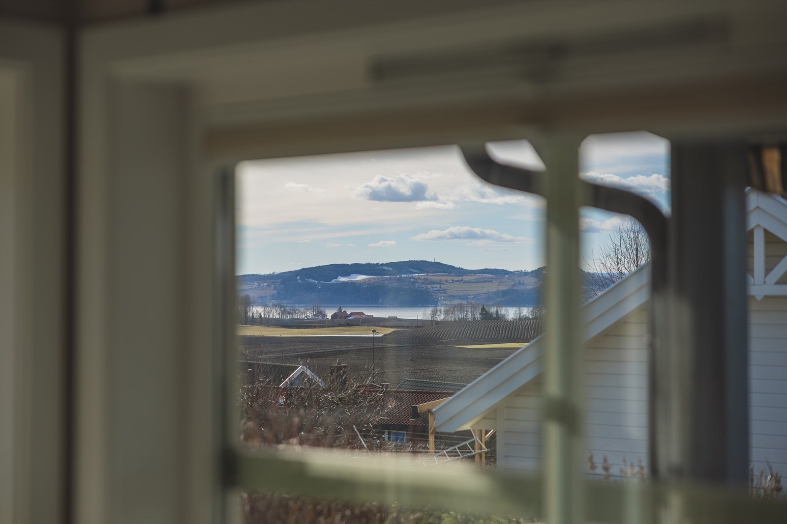 Flere store vinduer i boligen mot fin utsikt samtidig som de gir godt med naturlig lys Galleribilde