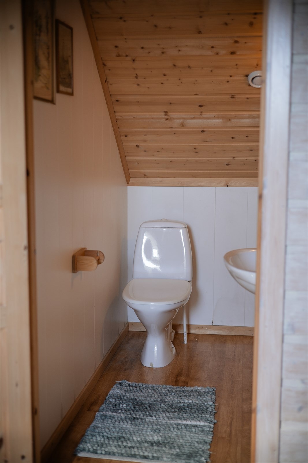 Et praktisk toalettrom er plassert i husets 2. etasje. God plass til tannpuss og annet Galleribilde