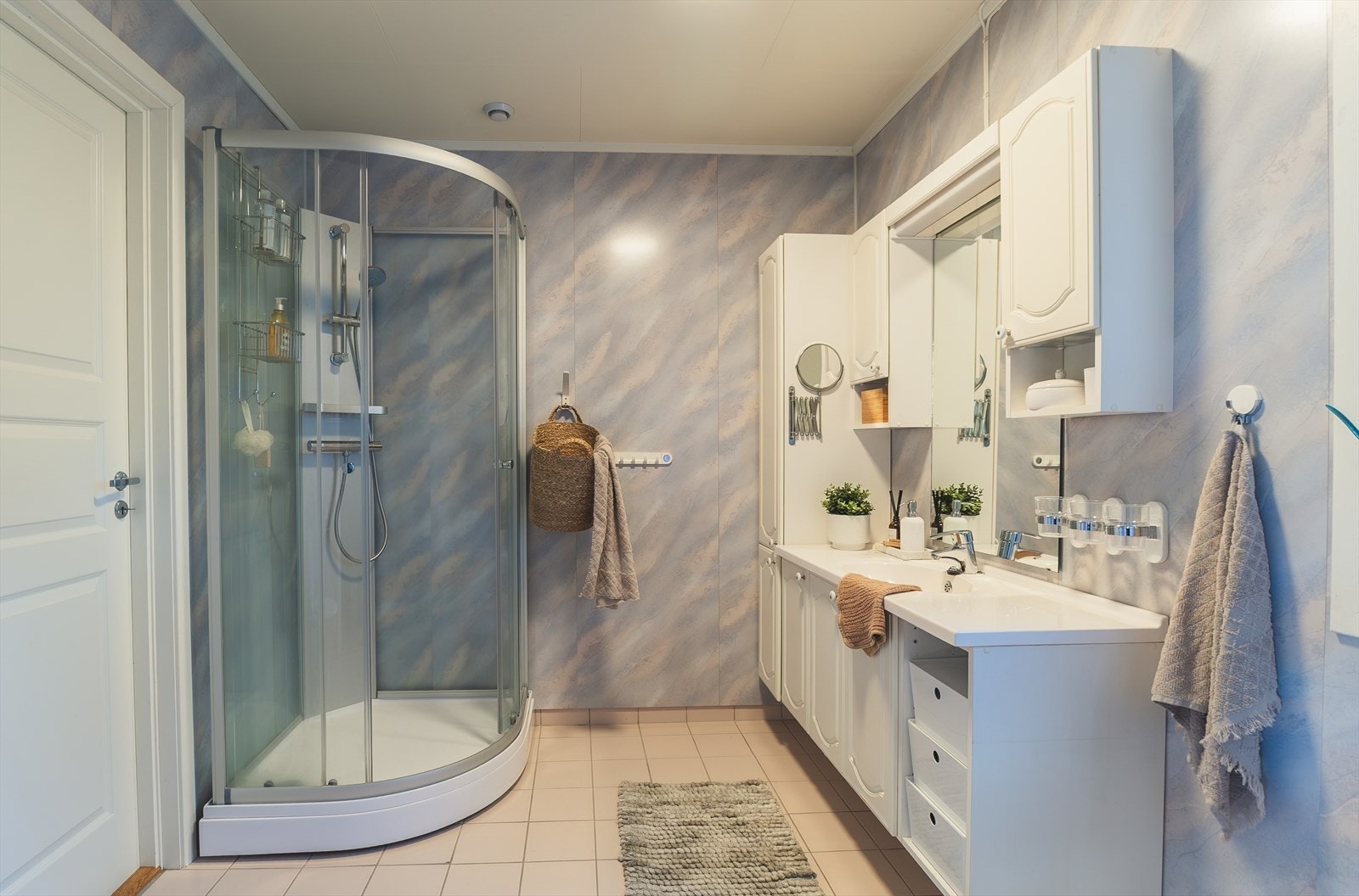 Badet har en klassisk innredning med god lagringsplass, i tillegg til både dusjkabinett og toalett i rommet Galleribilde