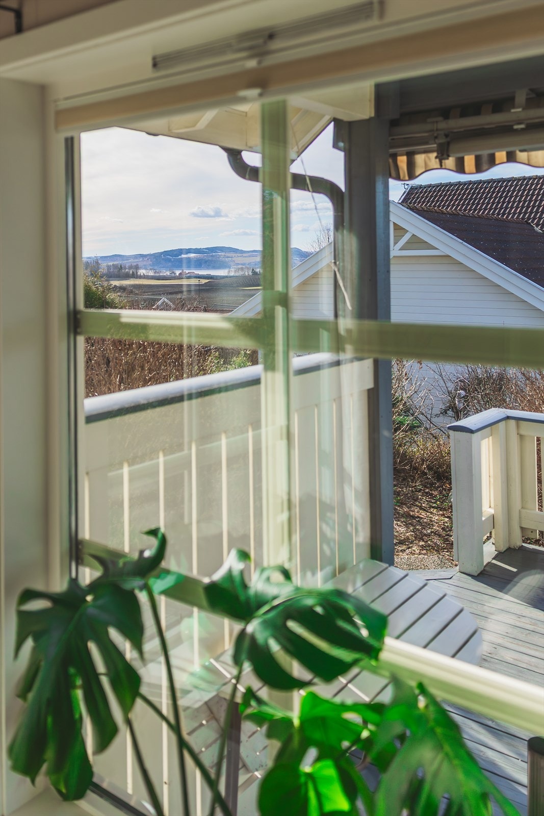 Et stort vindu vender direkte mot terrassen og slipper inn rikelig med naturlig lys Galleribilde