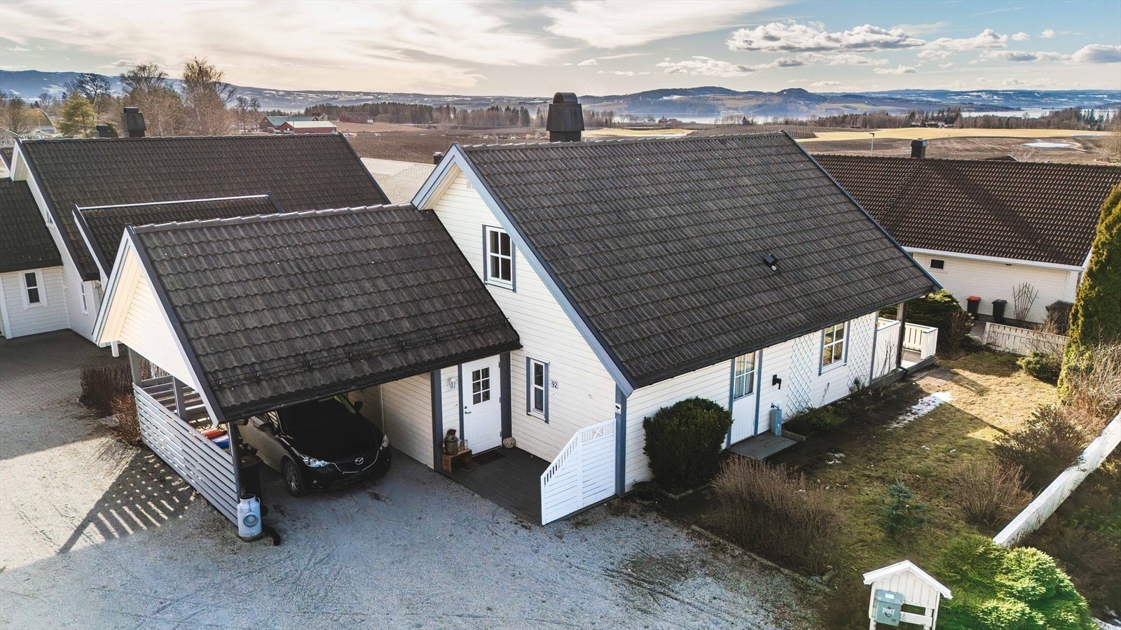 Nordahlvegen 92 har en fin beliggenhet med utsikt mot Mjøsa. Arstad skole i umiddelbar nærhet. Holdeplass rett ved boligen Galleribilde