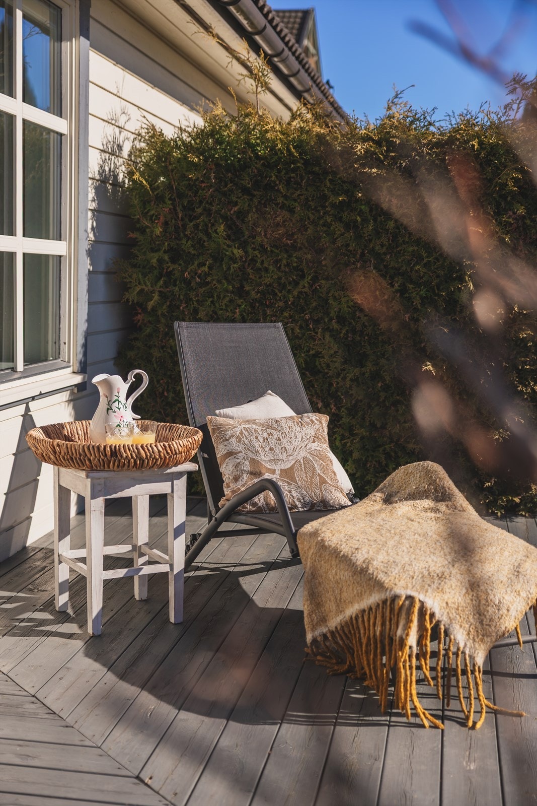 En deilig solstol på terrassen Galleribilde