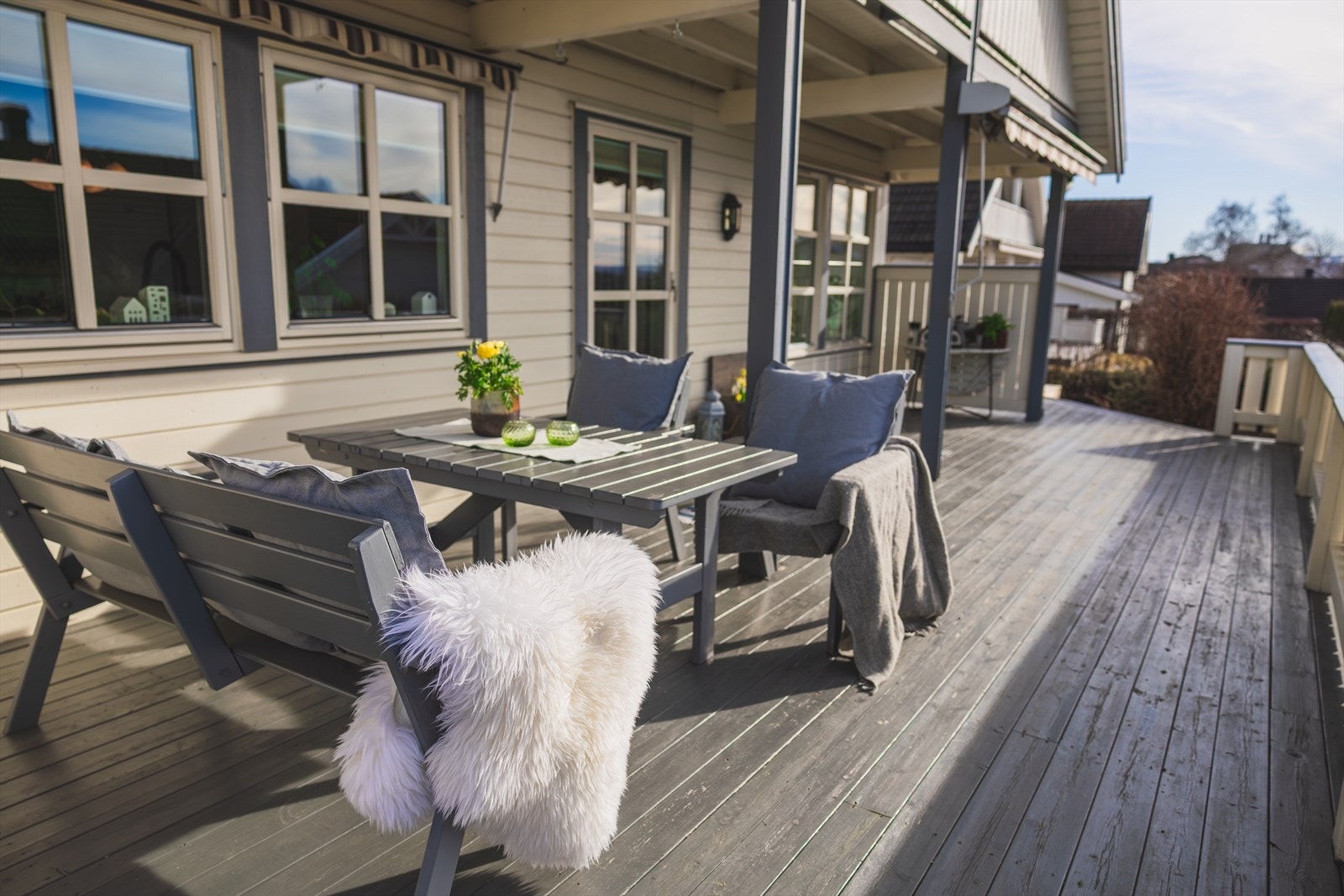 En stor, deilig terrasse på over 30 m² med god plass til møblering Galleribilde