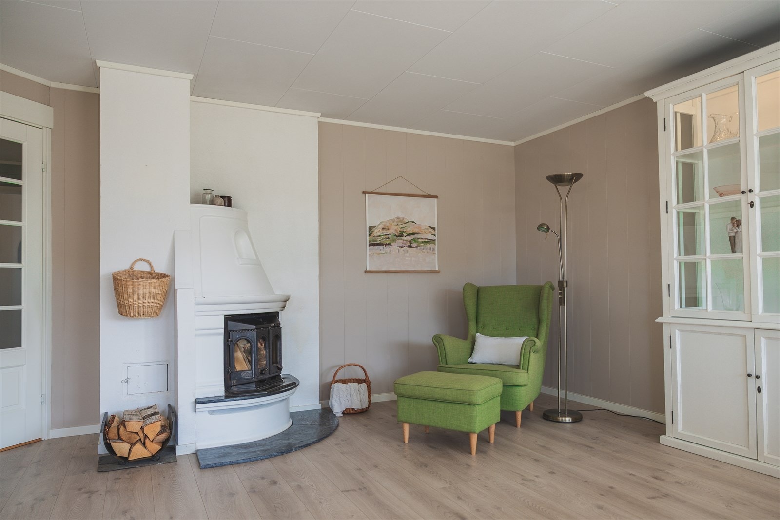 I stuen finner du en stemningsfull peis og en koselig krok perfekt for en god stol. Peisen skaper en varm og innbydende atmosfære, og gir rommet et naturlig samlingspunkt Galleribilde