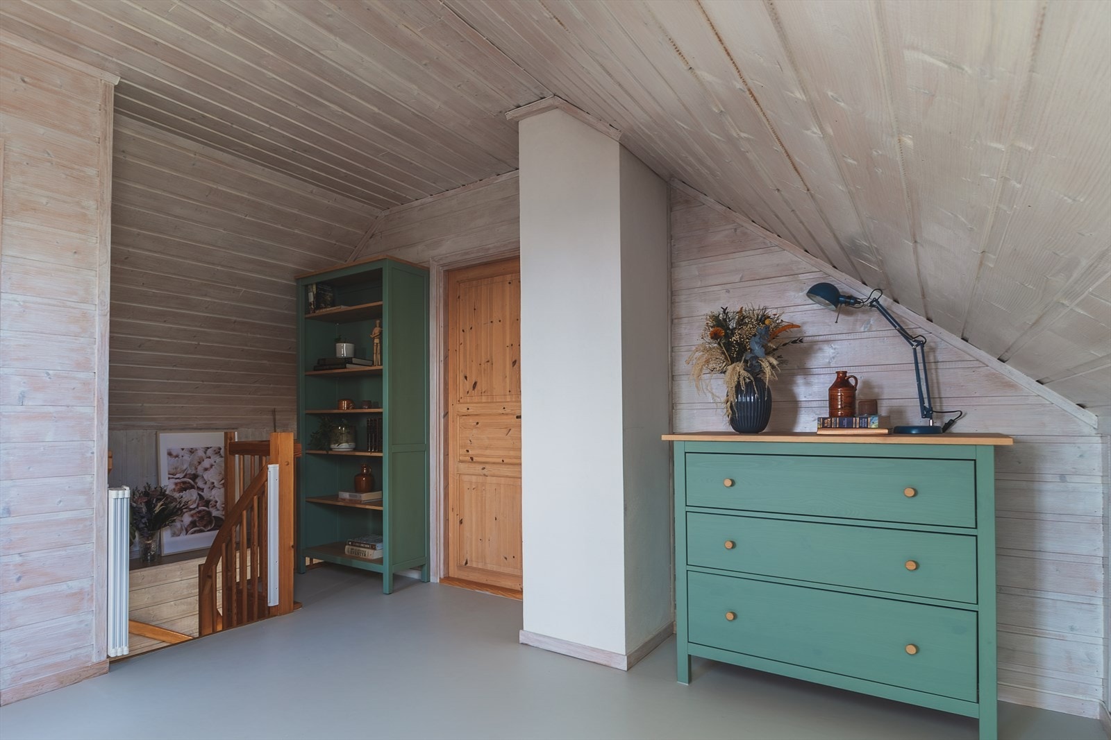 Fra loftstuen er det inngang til to soverom - ett romslig hovedrom og ett mindre som i dag brukes som barnerom Galleribilde