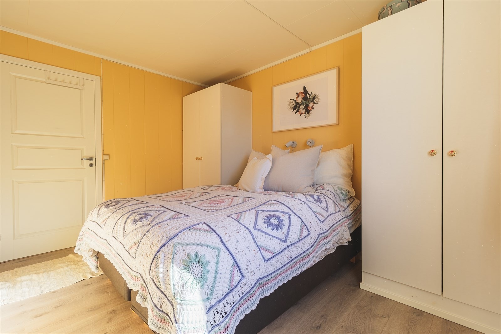 Hovedsoverommet ligger praktisk til på hovedplanet og har godt med garderobeplass Galleribilde