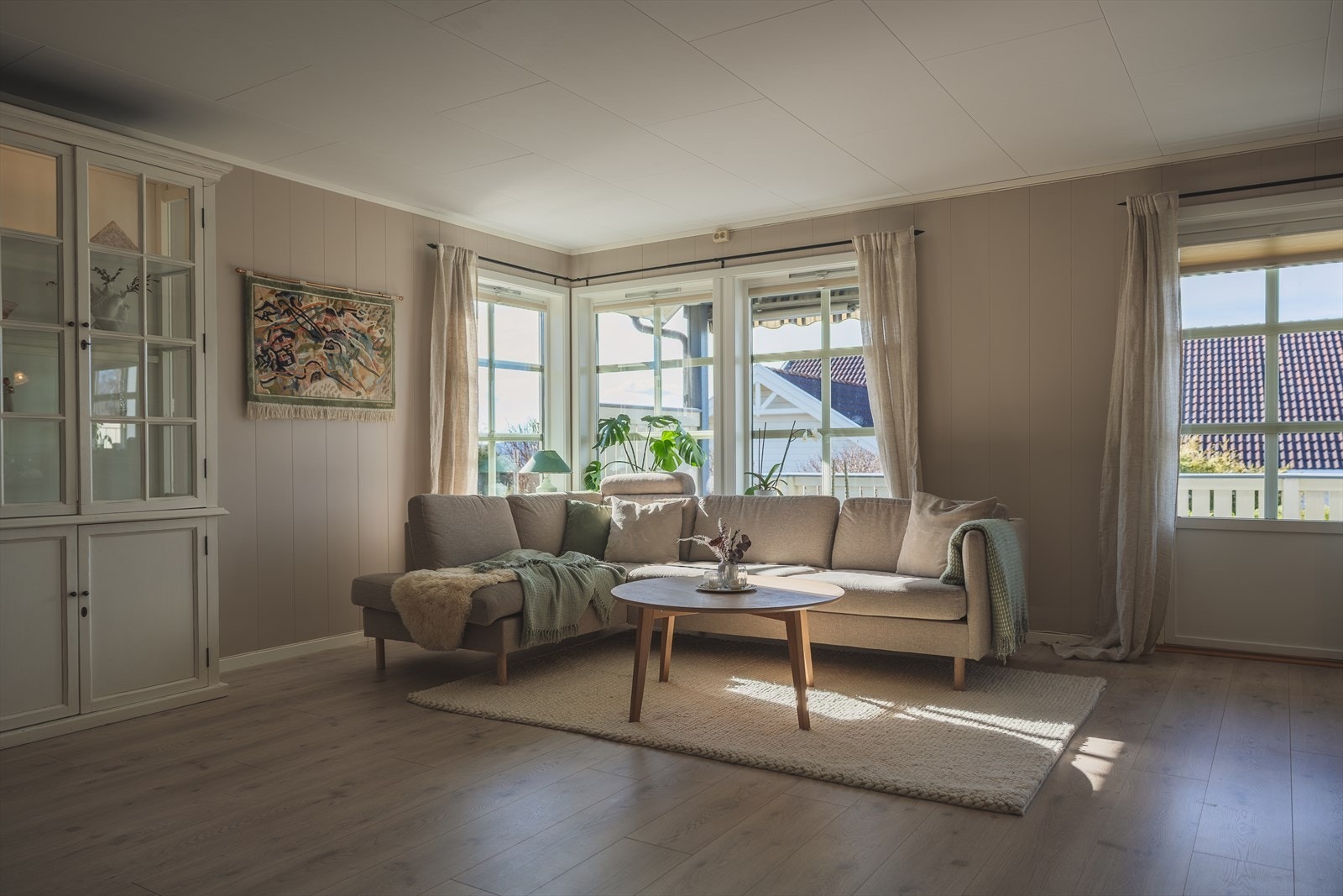 Stuen er lys og åpen, med direkte utgang til en deilig terrasse. Det er flotte lysforhold og en behagelig romfølelse som gjør det enkelt å innrede etter behov Galleribilde