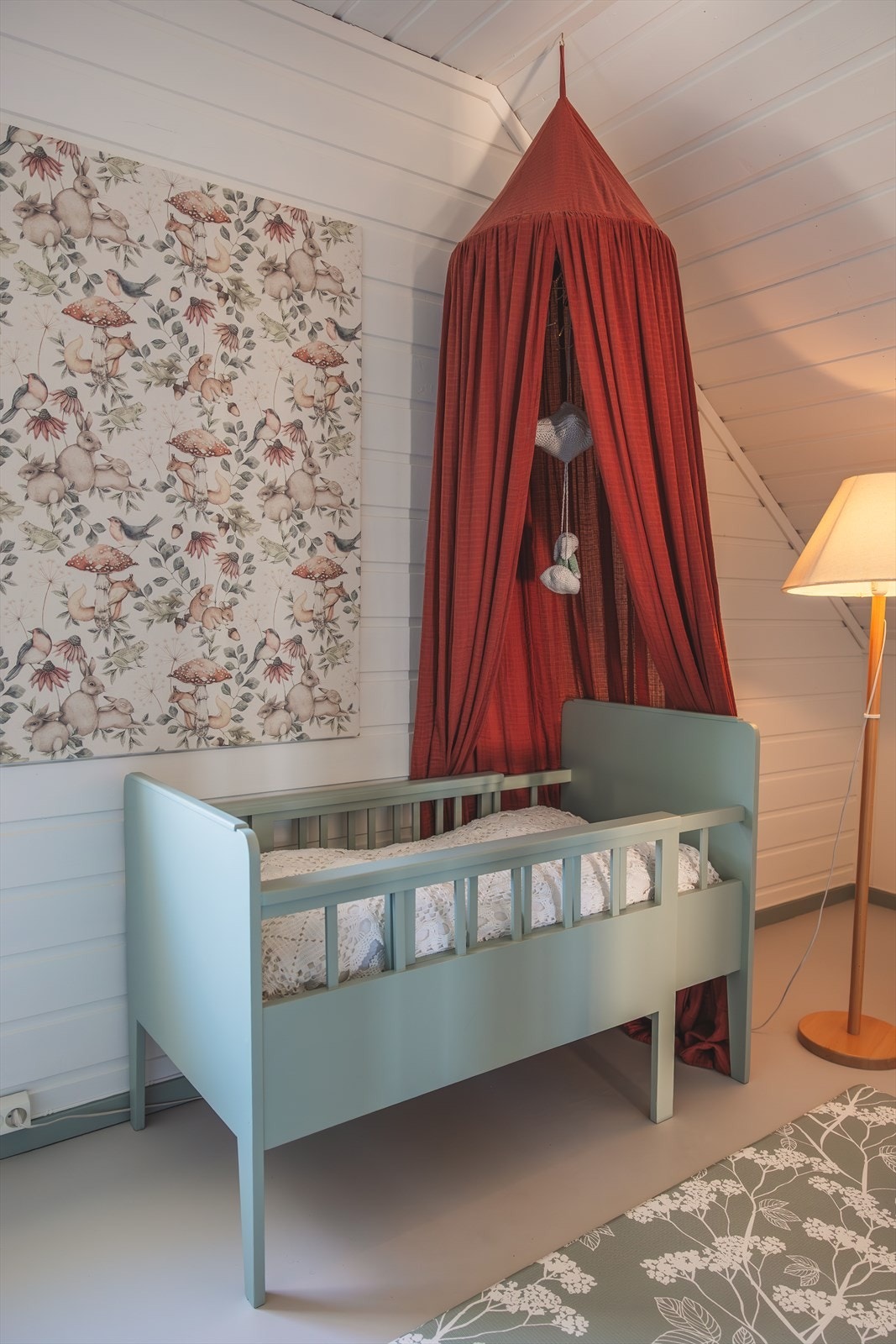 En søt seng med sengehimmel er i dag plassert i rommet Galleribilde