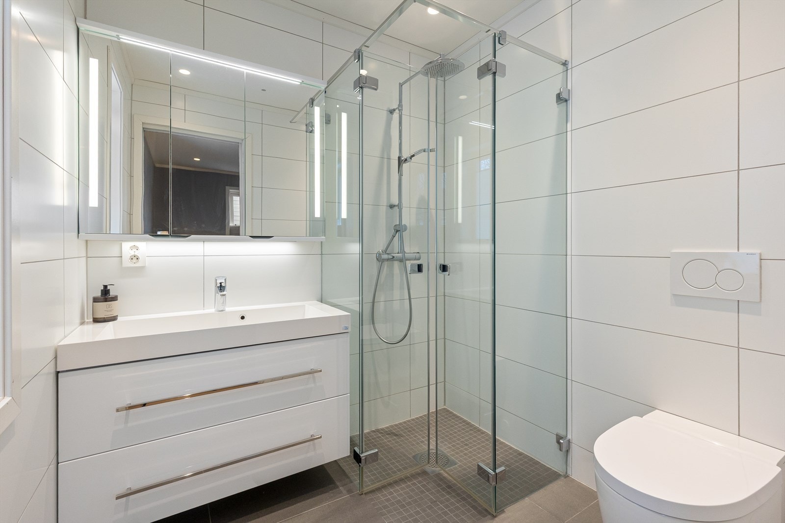 Flislagt bad med vannbåren gulvvarme. Galleribilde