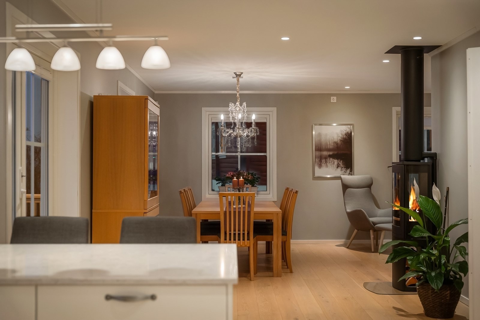 Spisestuen ligger i praktisk forlengelse av kjøkkenet. Galleribilde