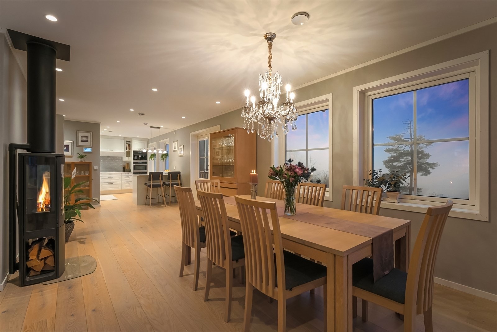 Utstrakt bruk av downlights i himlingen og 1-stavs parkett på gulvet. Galleribilde