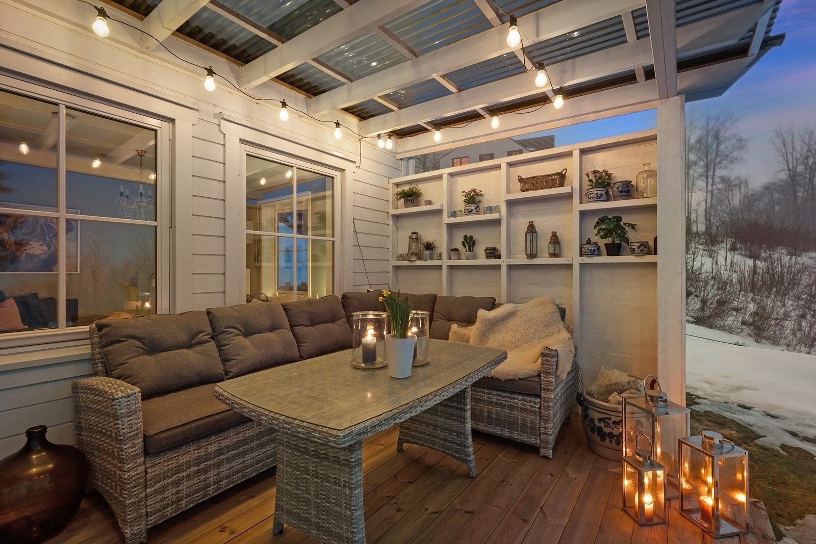 Terrassen er delvis overbygd med god plass til utemøbler. Galleribilde