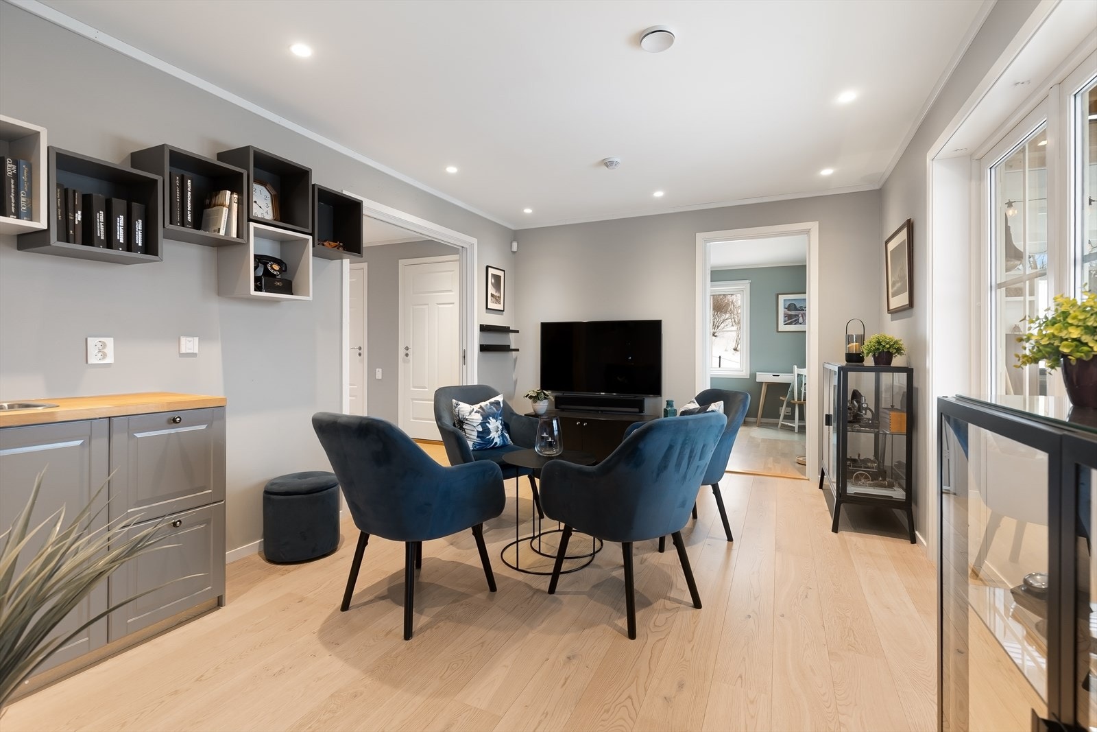 Det er montert kjøkkenbenk med vask. Galleribilde