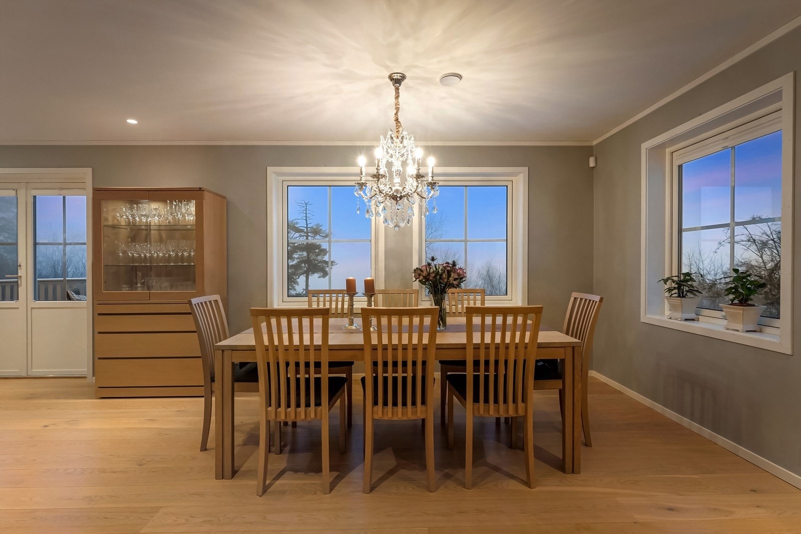 God plass til et stort spisebord. Galleribilde