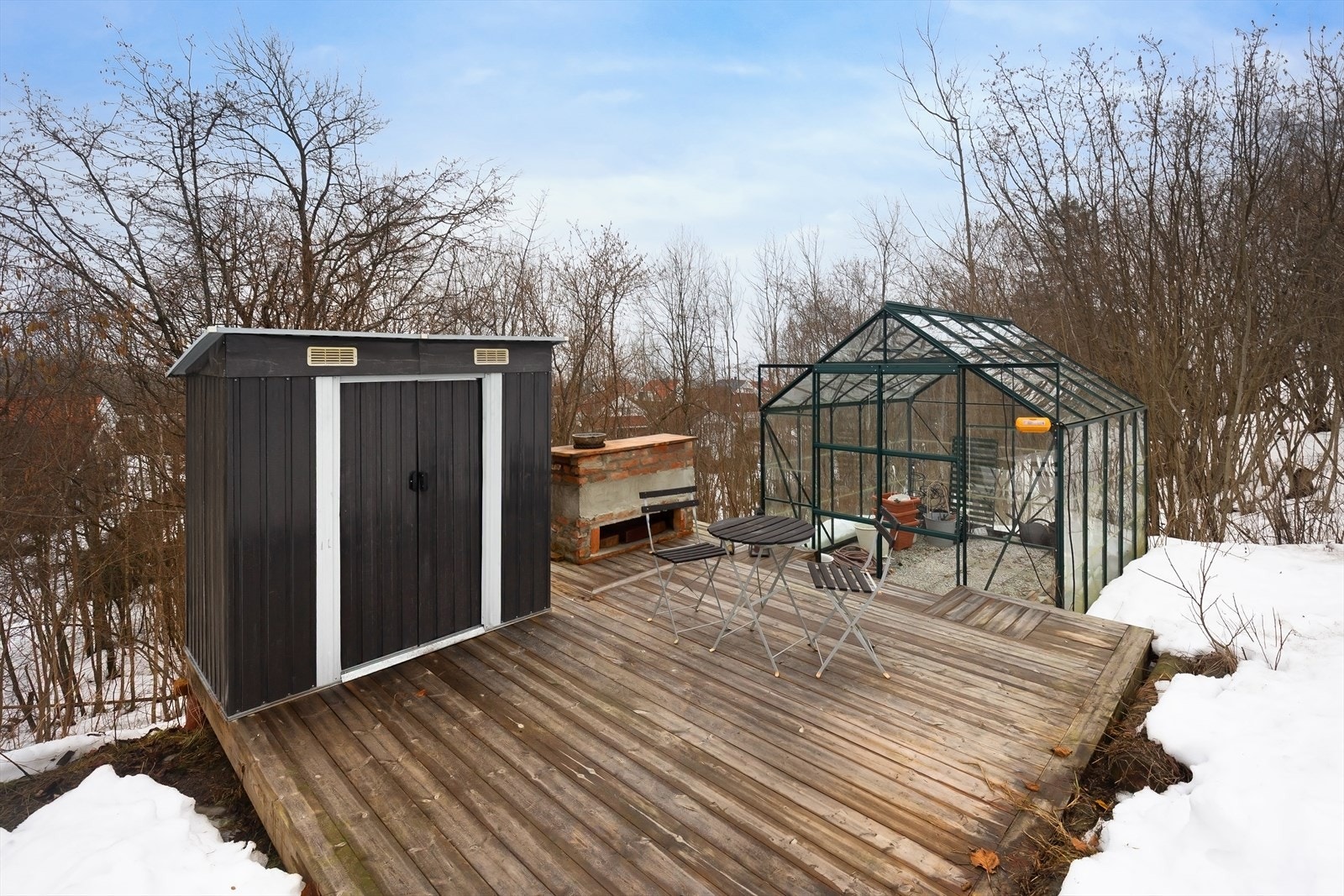 Drivhus, redskapsbod og arbeidsbenk. Galleribilde