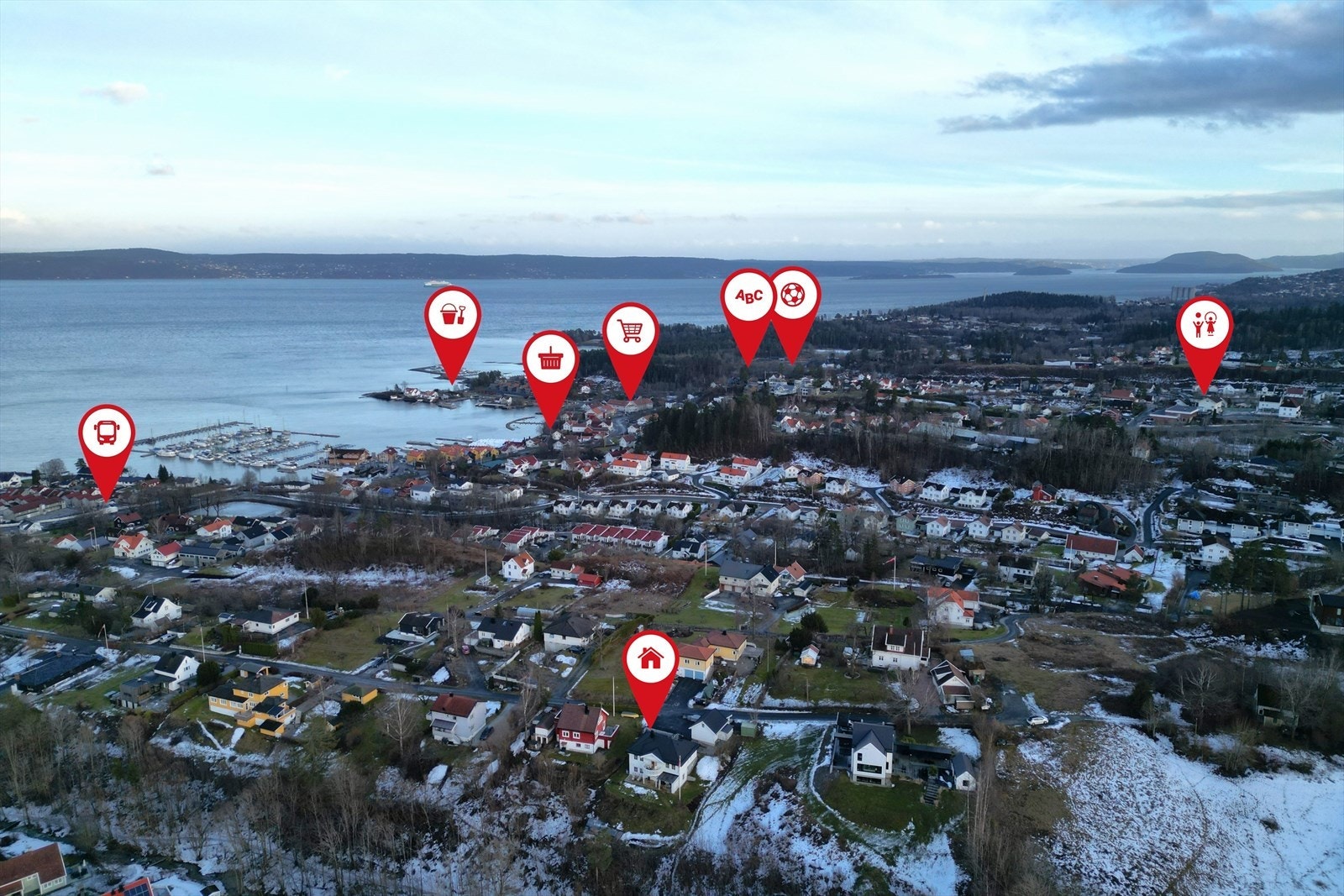 Markører fra venstre: Skjæret bussholdeplass, Fritznerstranda, Vollen sentrum, REMA 1000, boligen, Vollen ungdomsskole & Arnestad barneskole, Arnestad idrettsanlegg og Montessori barnehage. Galleribilde