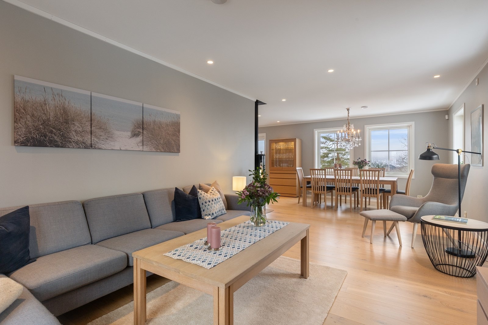 Store vindusflater som sørger for mye naturlig lys. Galleribilde