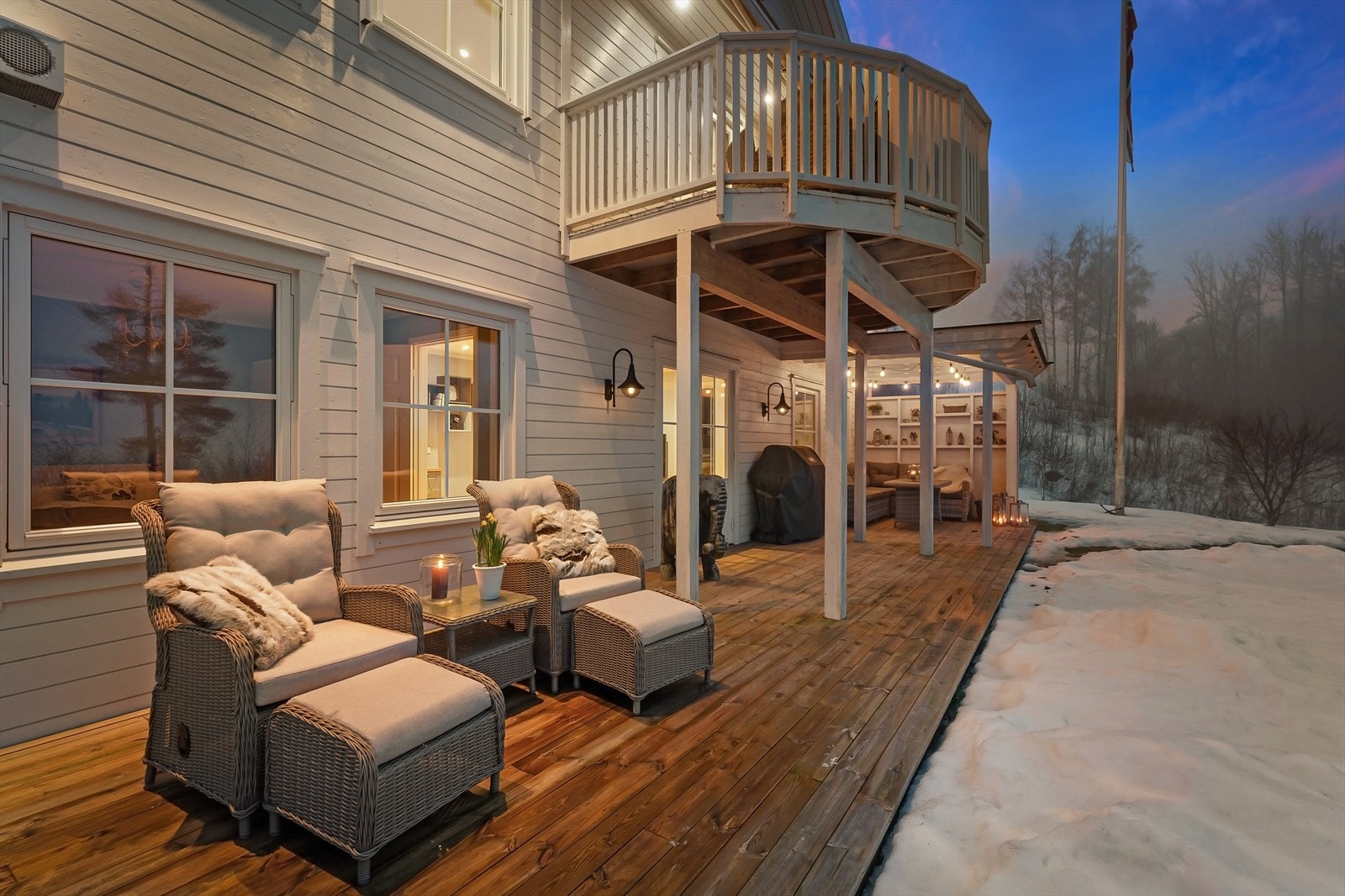 Terrassen er på 31 kvm med videre adkomst til hagen. Galleribilde