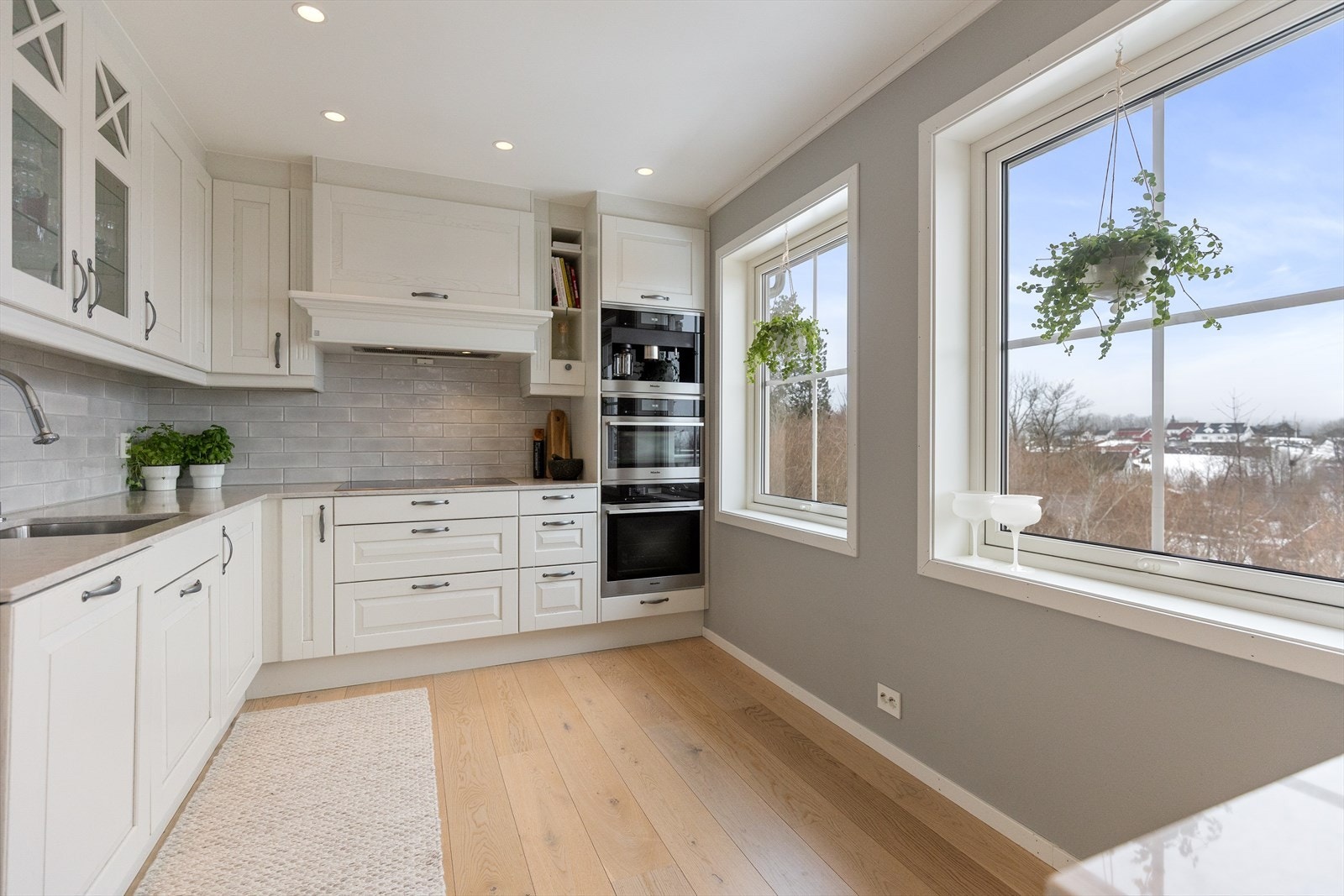 Kjøkkenet er utstyrt med kjøl/fryseskap (koblet til vann for isbitmaskin), oppvaskmaskin, platetopp, kaffemaskin, én stekeovn og én kombidampovn. Galleribilde