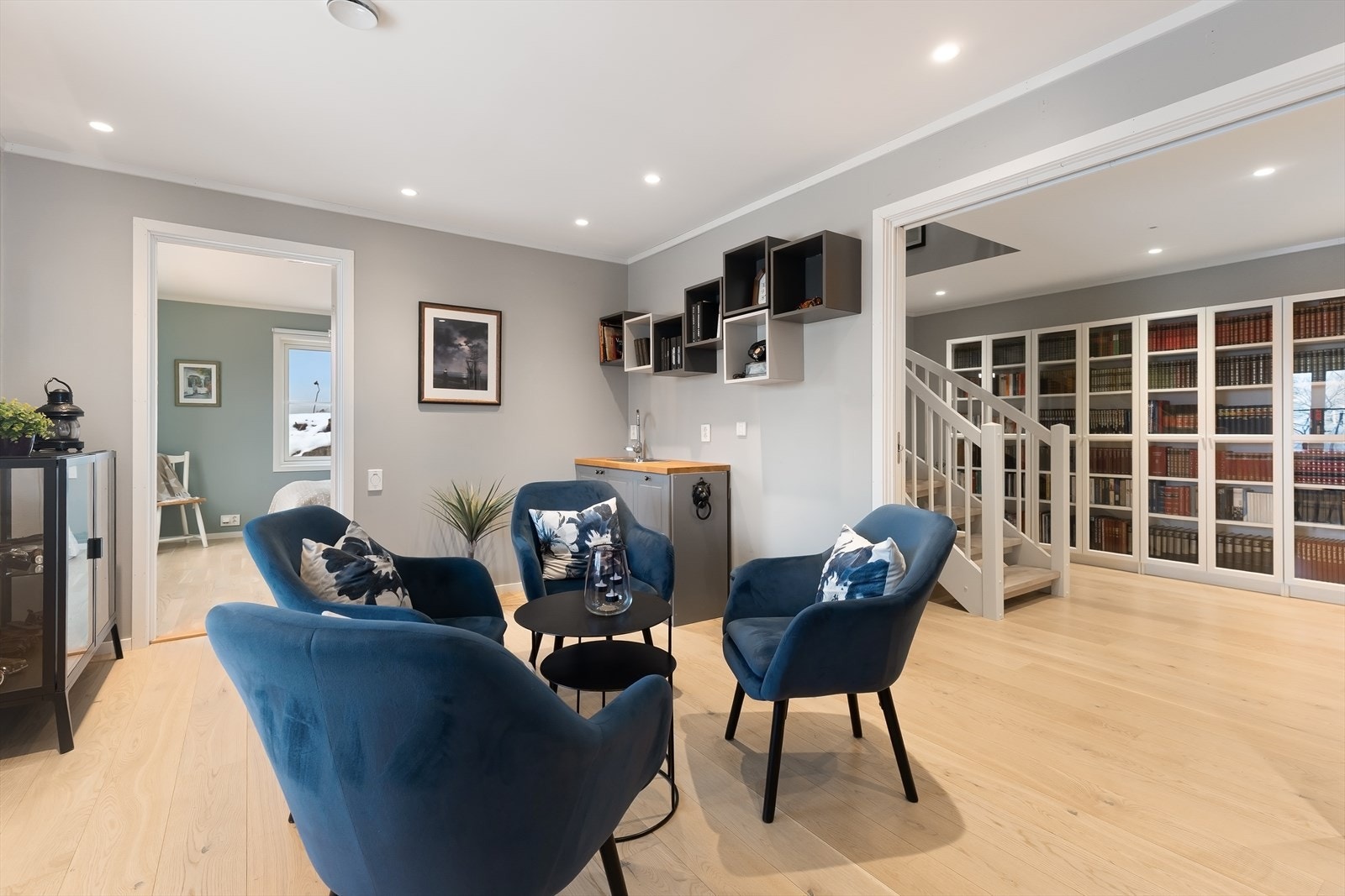 Ekstra stue i underetasjen med 1-stavs parkett og vannbåren gulvvarme. Galleribilde