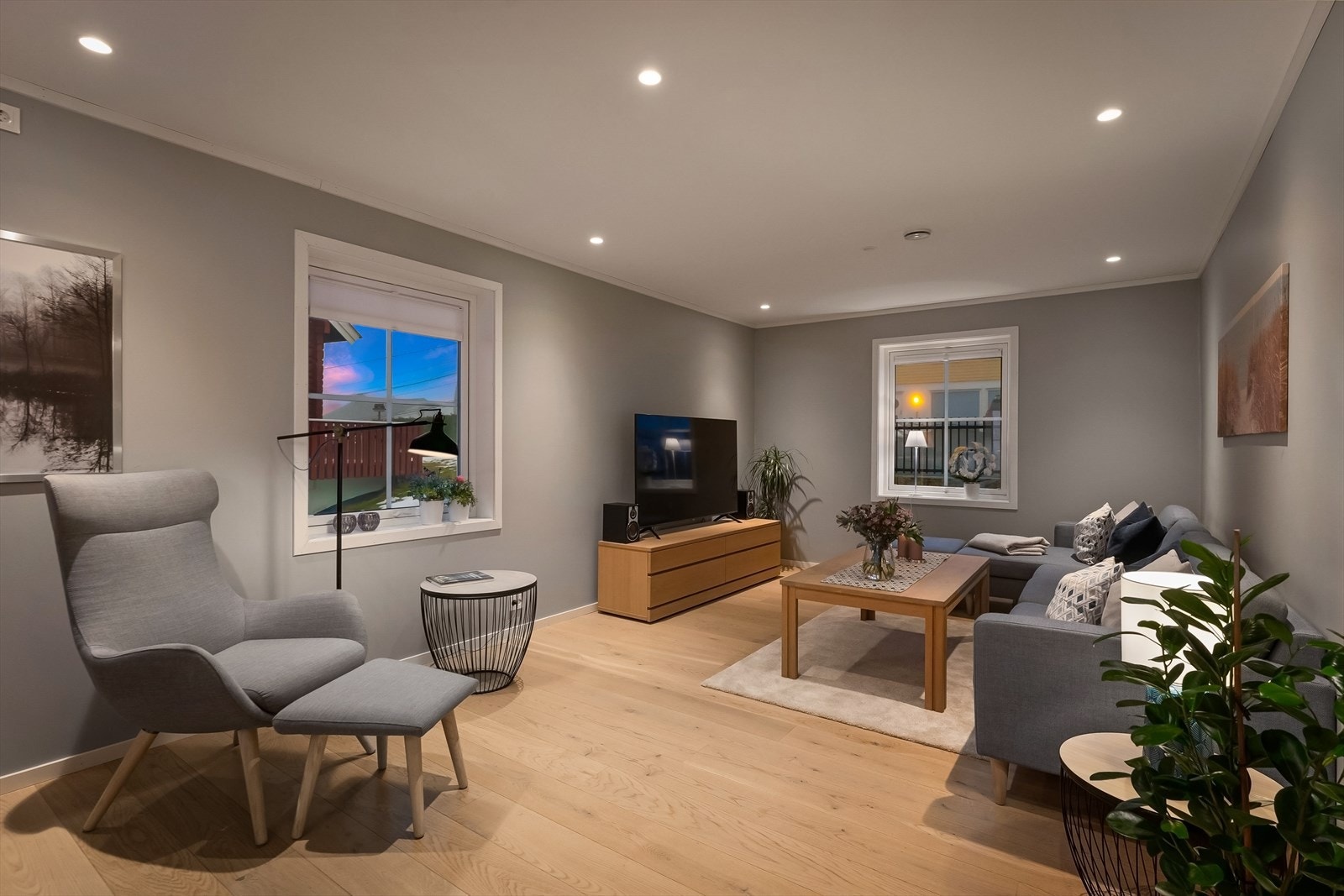 Veggene er malt i tidsriktig fargetone. Galleribilde