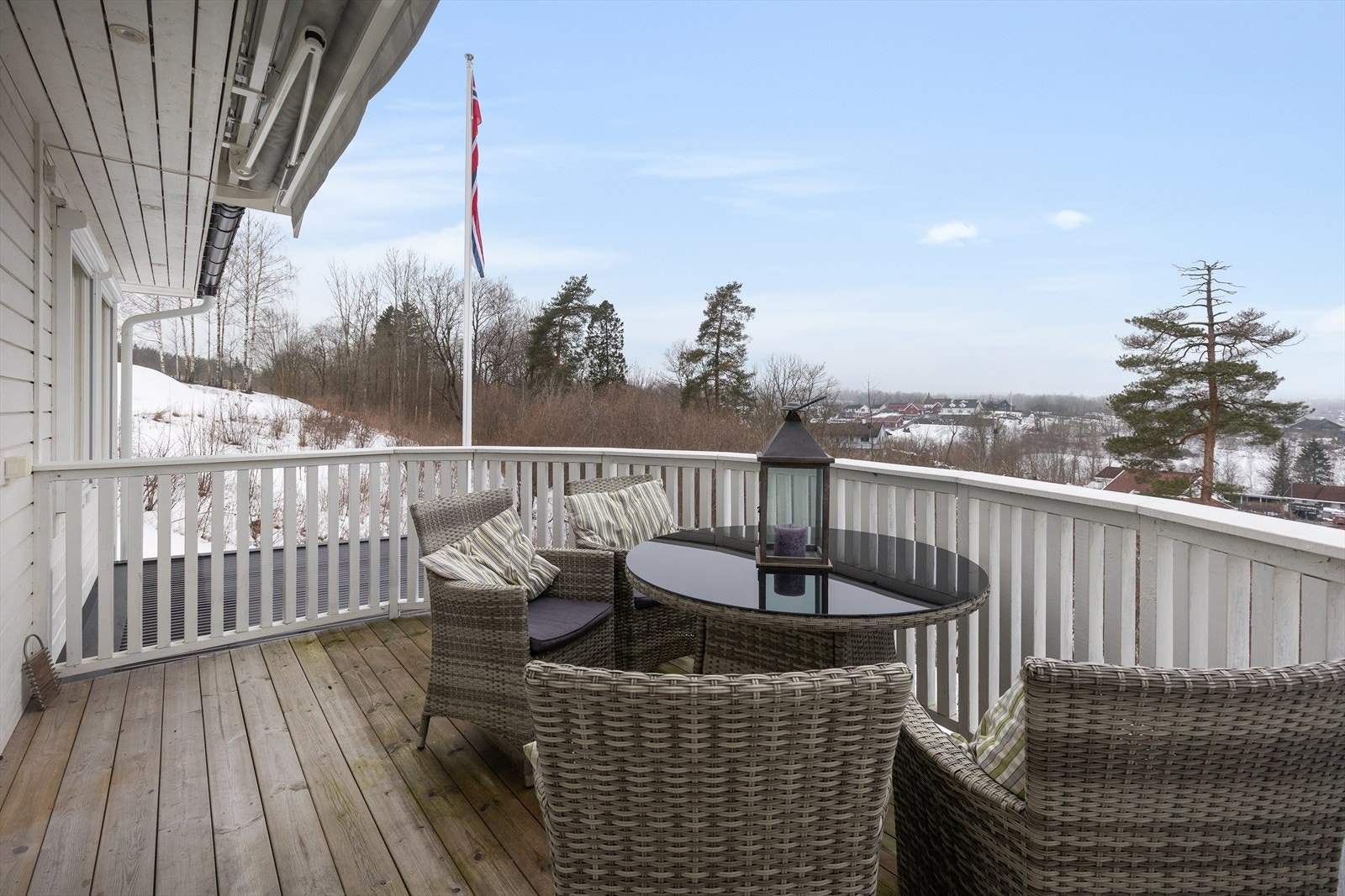 Verandaen på 9 kvm med downlights og markise. Galleribilde