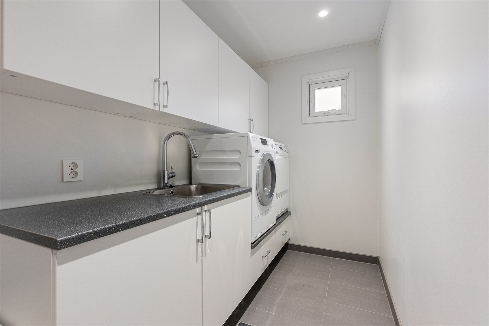 Vaskerom med flislagt gulv og vannbåren gulvvarme. Galleribilde