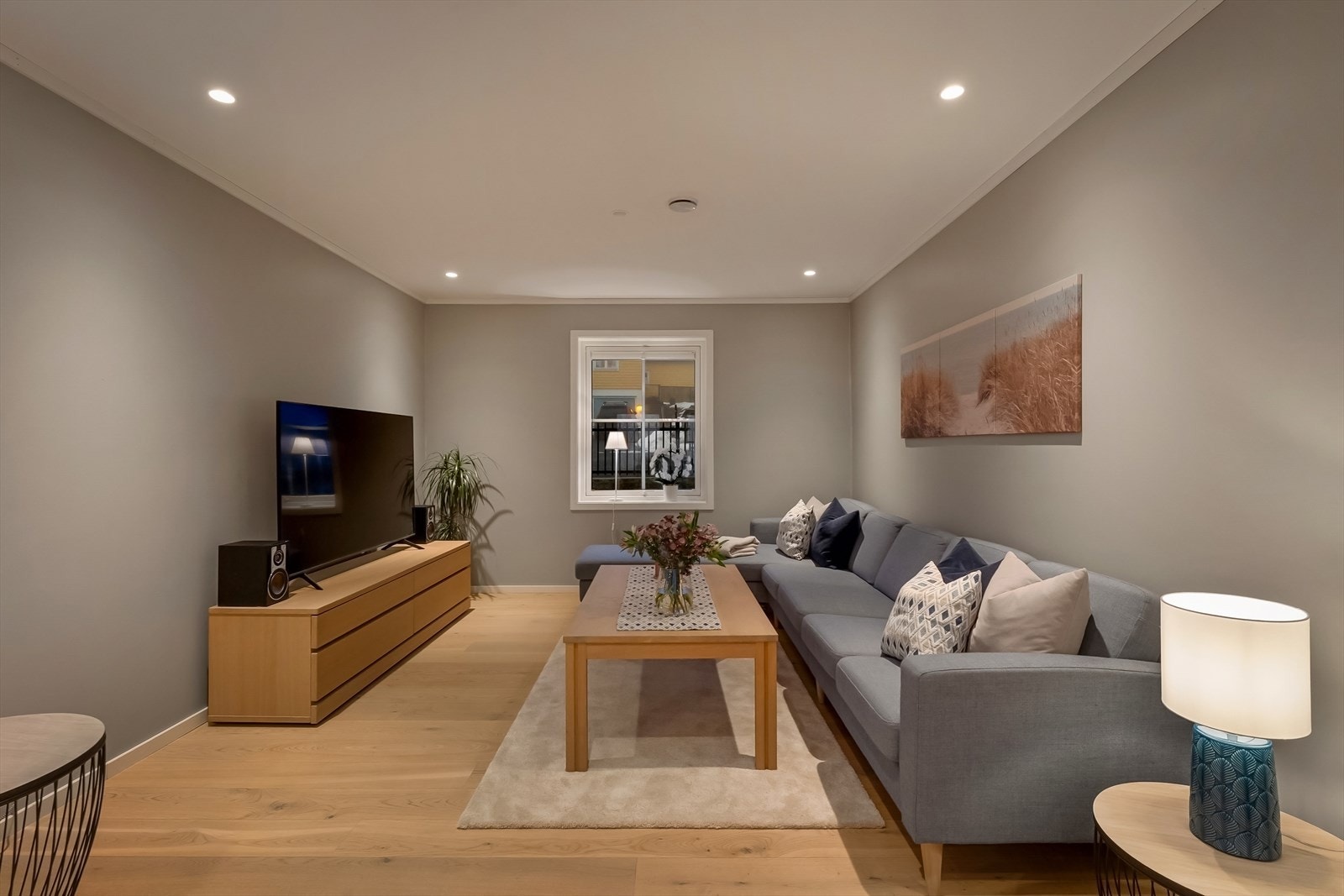 TV-stue med god plass til sofaseksjon og tilhørende mediamøbler. Galleribilde