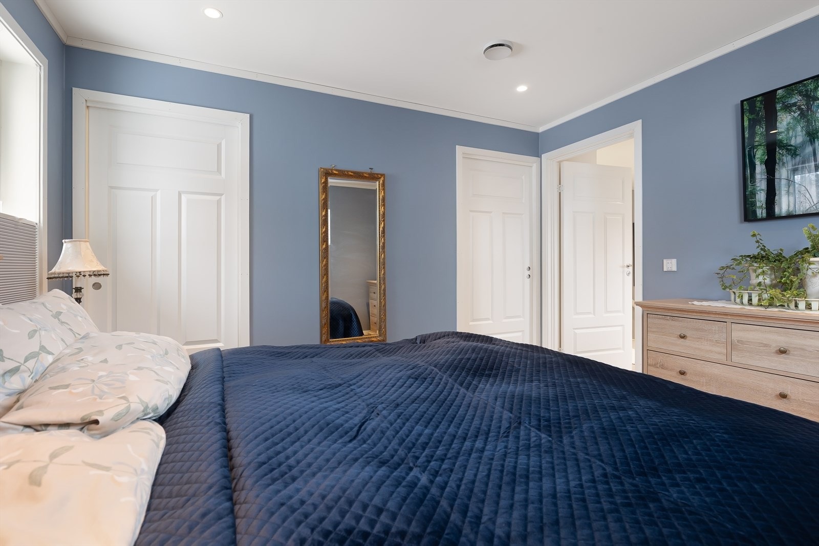 Fra hovedsoverommet er det direkte adkomst til eget bad og walk-in garderobe. Galleribilde