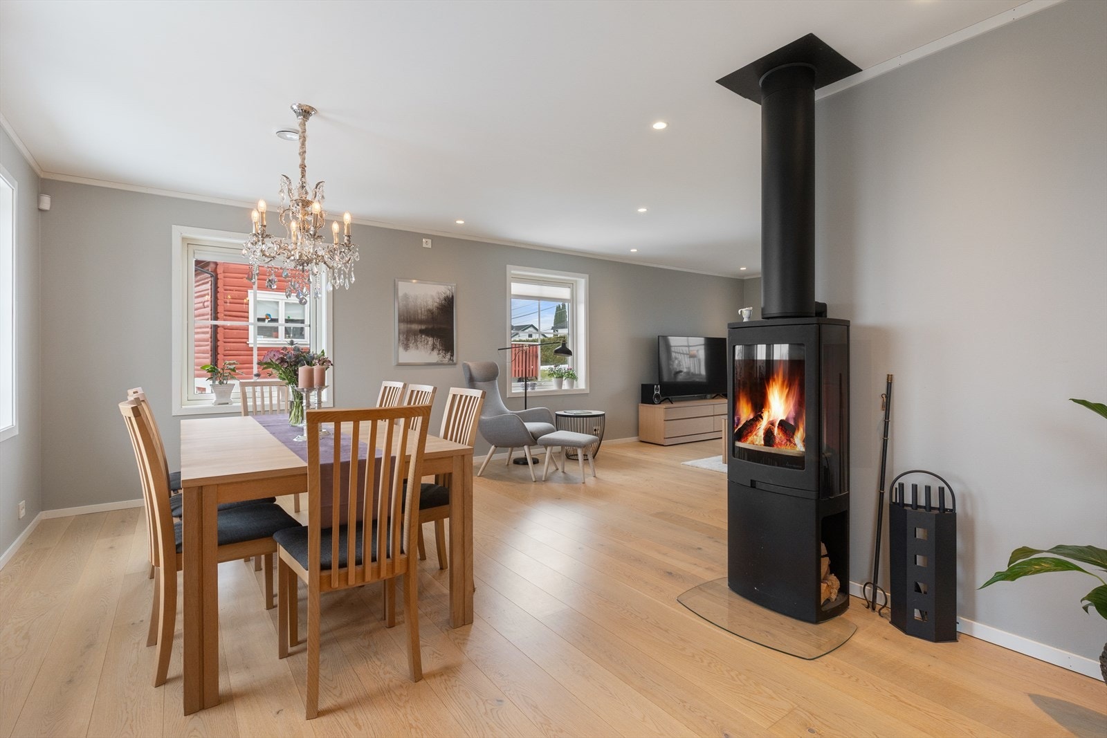 Vannbåren varme i alle rom som kan styres via app. Galleribilde