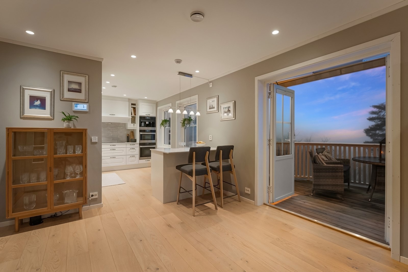 Kjøkkenet ligger i åpen løsning med spisestuen/stuen. Galleribilde