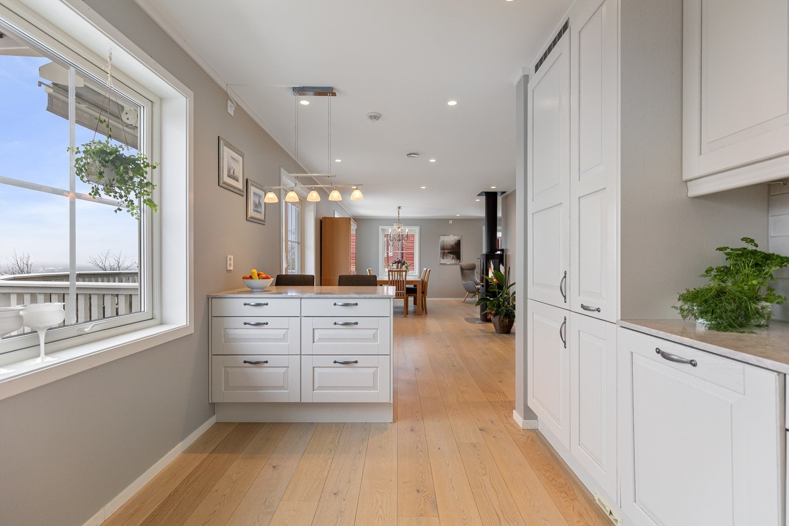 Praktisk utformet med innredning langs to vegger og utstikker mot spisestuen. Galleribilde