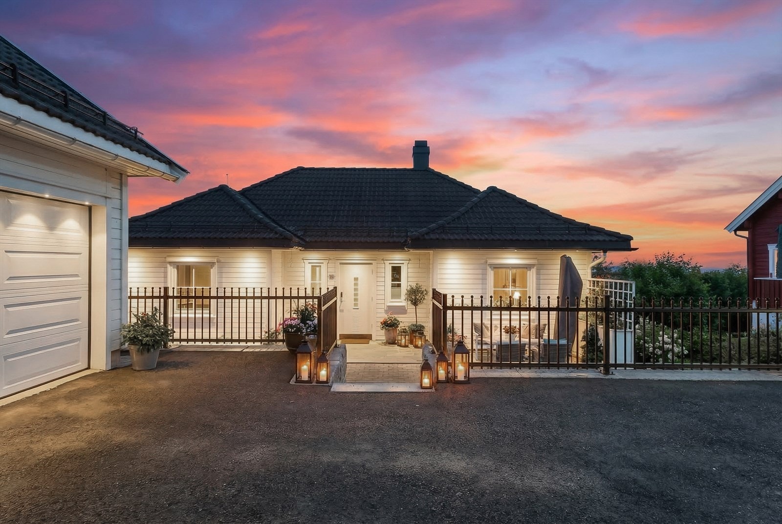 Velkommen til Koiabakken 15B - Presentert av Petter Mamen-Lund hos Aktiv Asker (Foto Zovenfra) (Vinterbilde redigert til sommer, avvik kan forekomme) Galleribilde