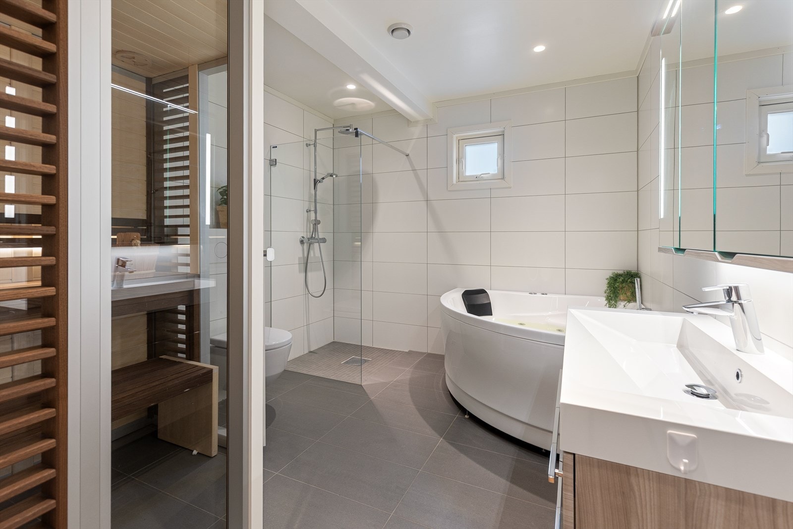 Flislagt bad med vannbåren gulvvarme. Galleribilde