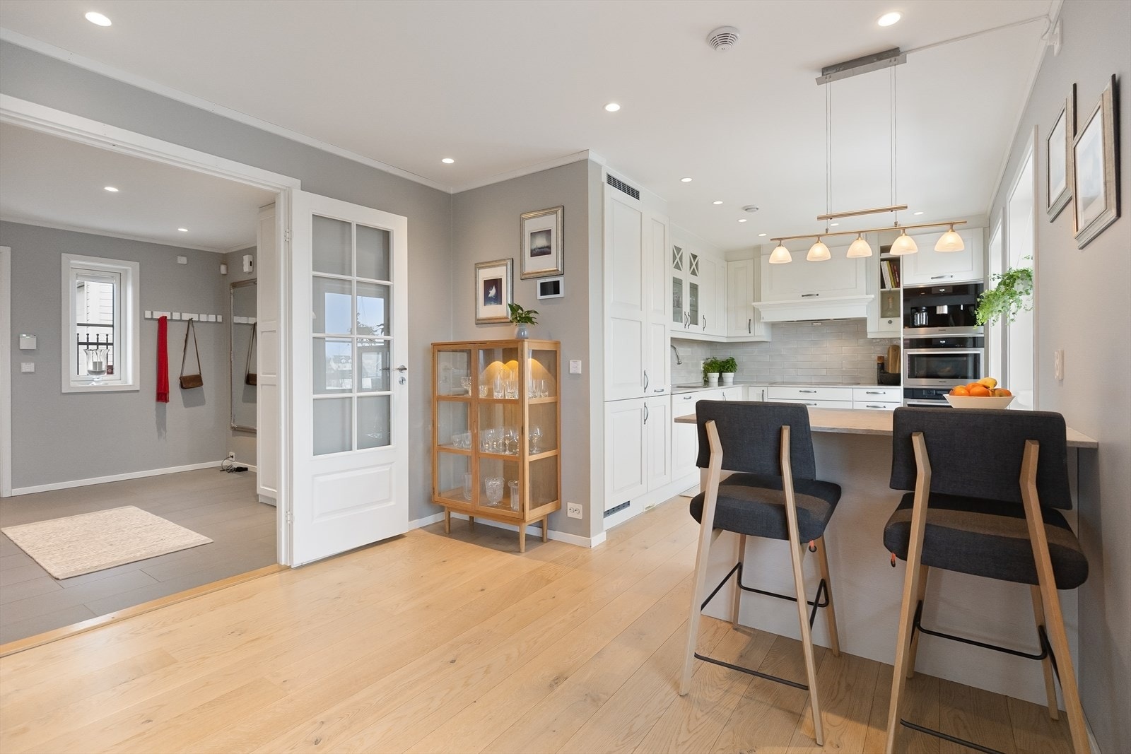 Tofløyet dør fra gang til kjøkken/stue. Galleribilde