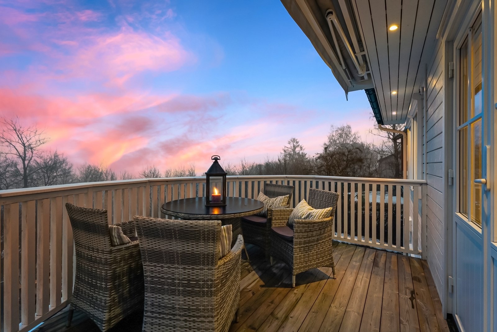 Fra stuen er det utgang til nordvendt veranda. Galleribilde