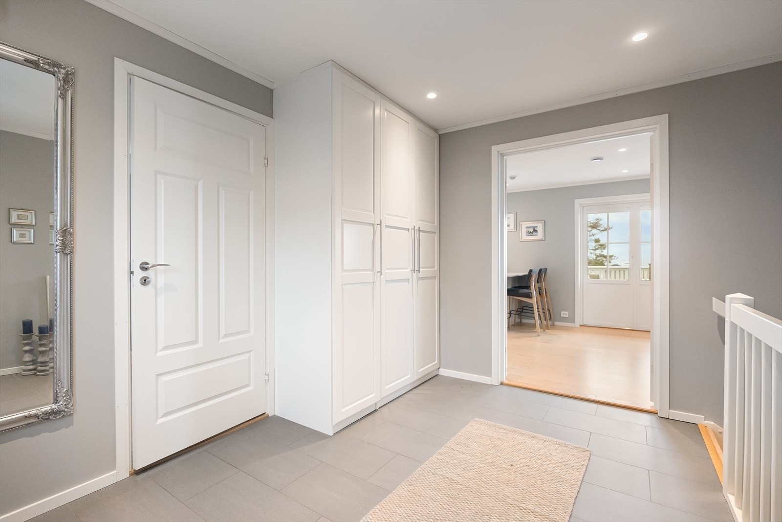 Downlights i himlingen og montert garderobeskap. Galleribilde