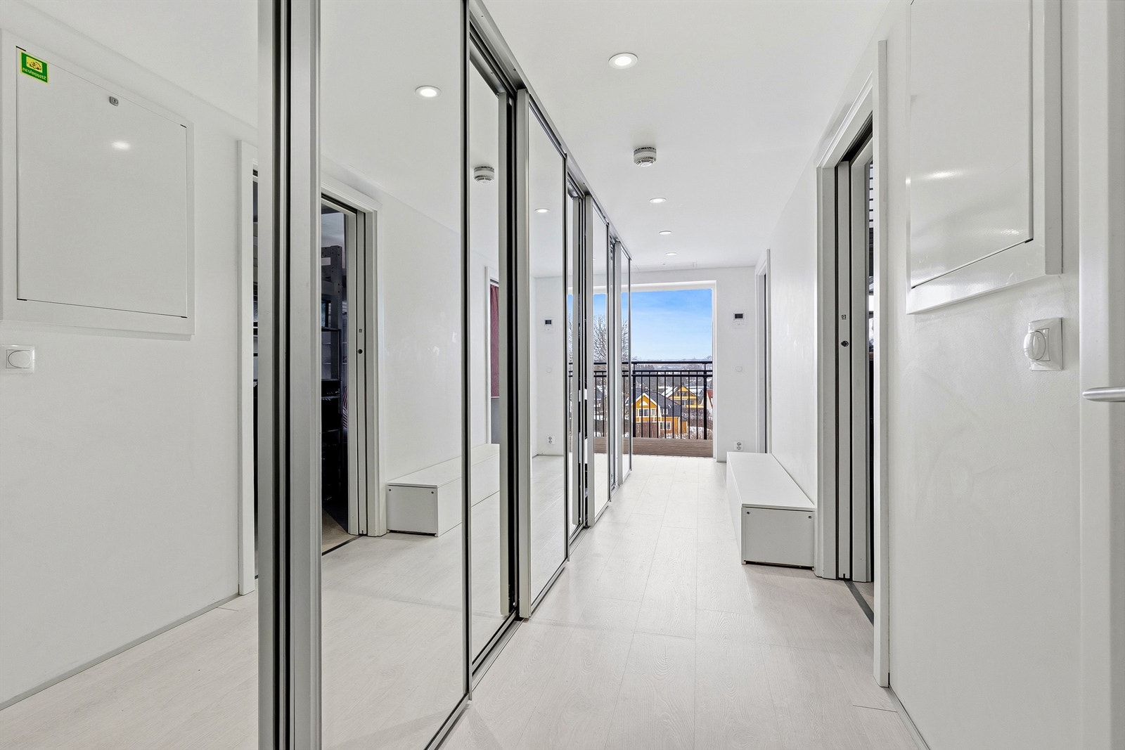 Her er det gulvvarme i den første delen av entreen og downlights i nedsenket himling. Galleribilde