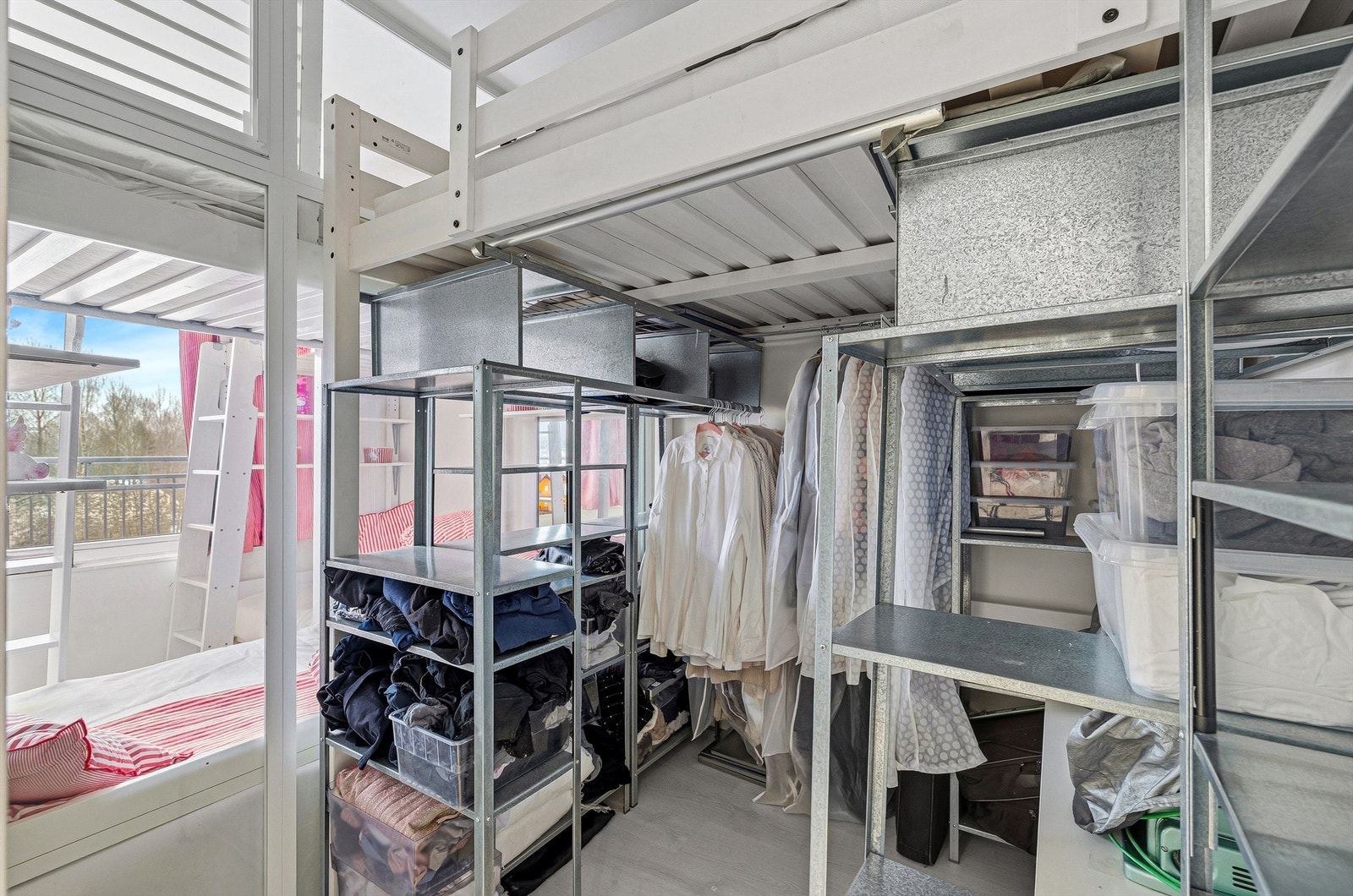 Den ene sonen er innredet som en praktisk walk-in-garderobe med rikelig med oppbevaringsplass. Galleribilde