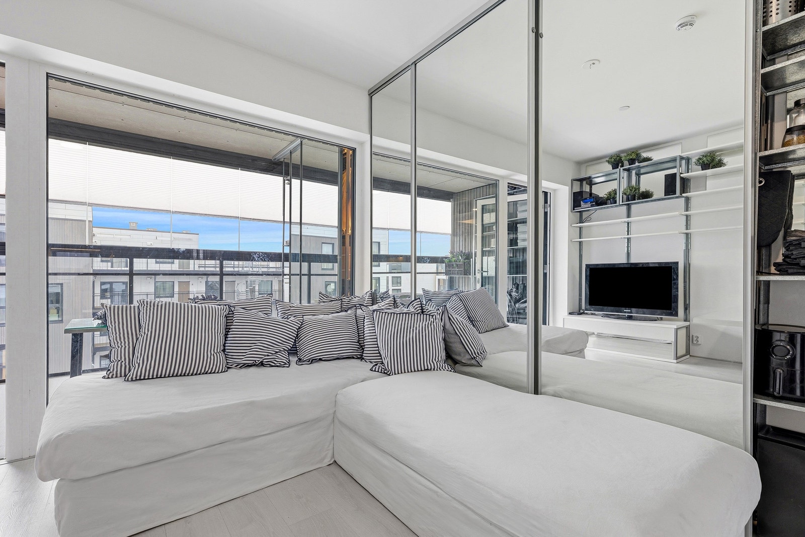 Leiligheten har en smart planløsning som utnytter arealet godt, med en åpen løsning mellom stue og kjøkken. Galleribilde