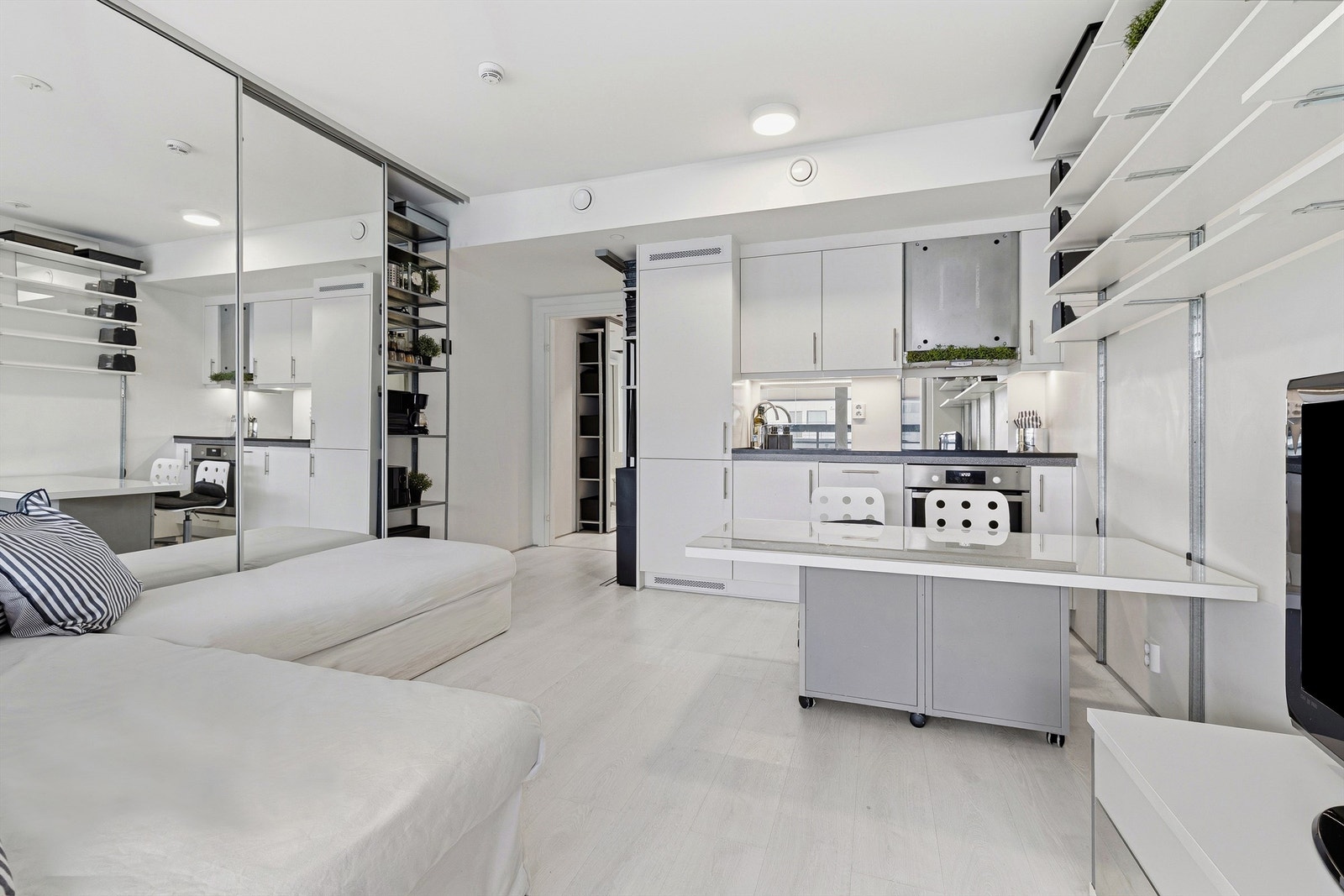 Velkommen til Døliringen 30A! Leiligheten har en smart planløsning som utnytter arealet godt, med en åpen løsning mellom stue og kjøkken. Galleribilde