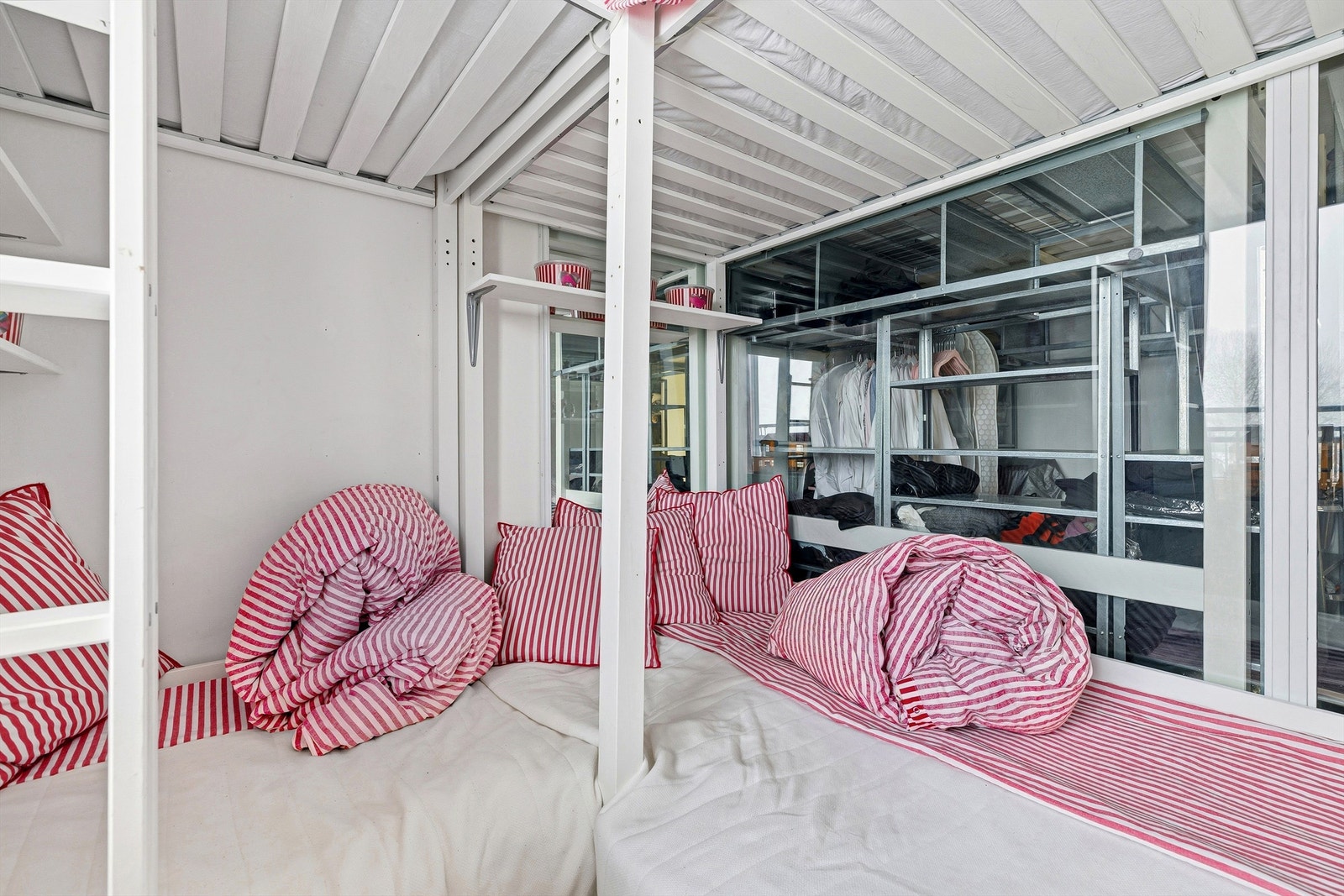 Glassveggen er fra Dominius og har et praktisk luftevindu for luftsirkulasjon. Galleribilde