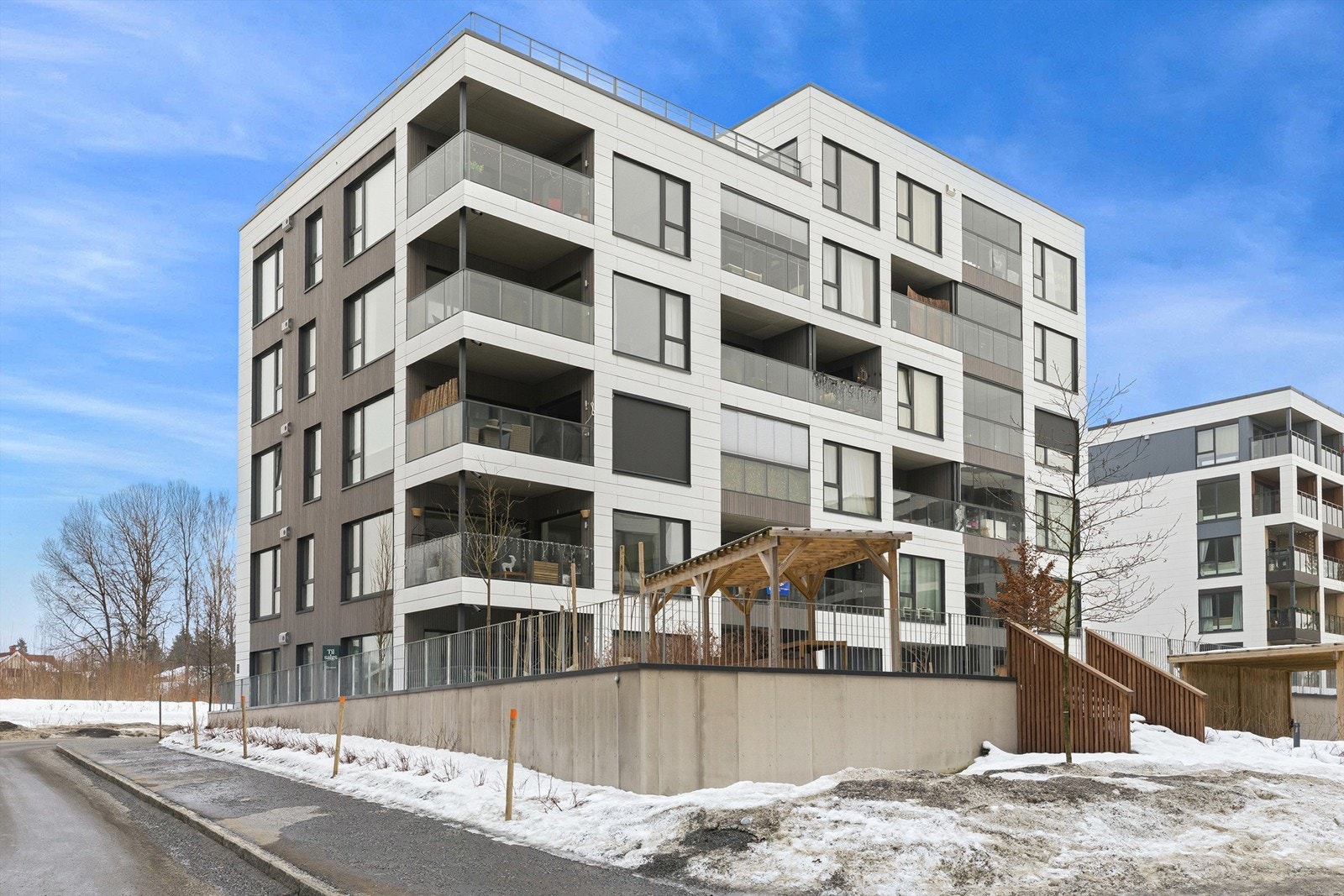 Bygget ble ferdigstilt i 2022 og har en moderne fasade med en kombinasjon av fasadeplater og trepanel. Galleribilde