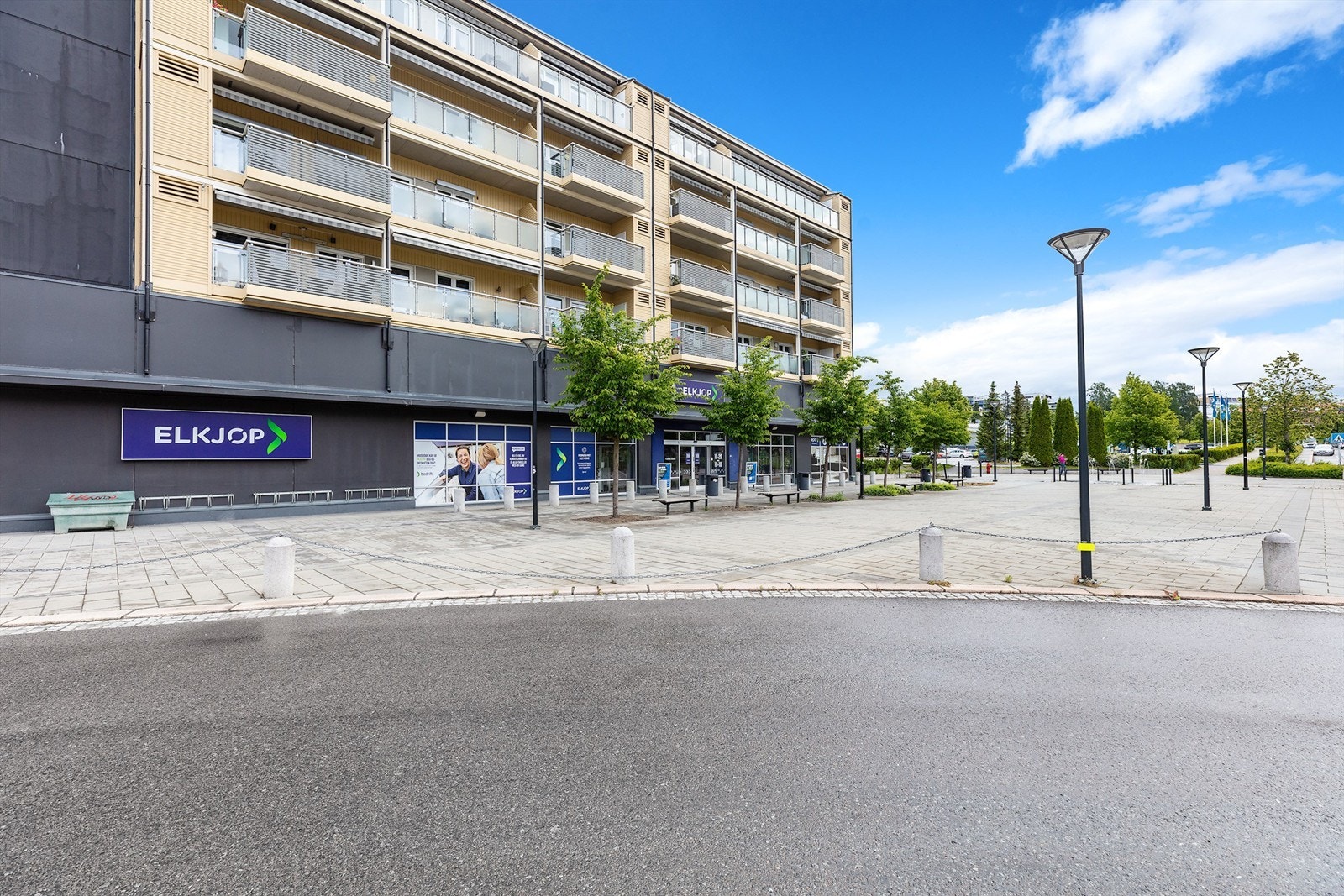 Jessheim Storsenter og Romerikssenteret, med et bredt utvalg av butikker og tjenester, ligger innenfor en hyggelig gåtur. Galleribilde